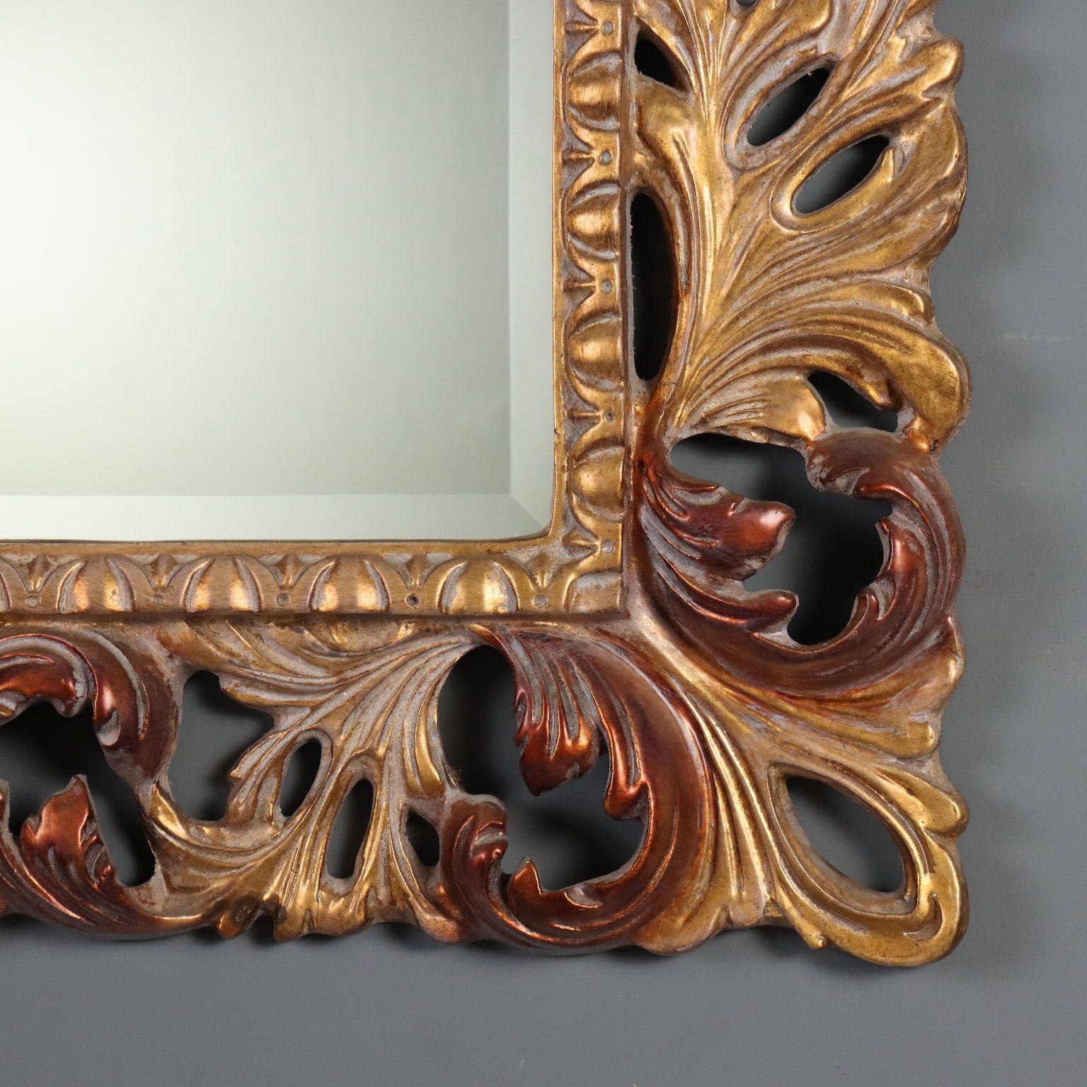 Miroir en bois doré de style baroque photo vintage