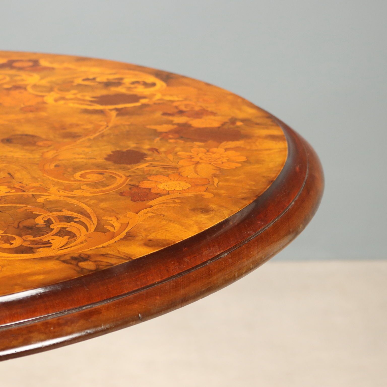 Wortelnoten en mahonie tafel   Nederland begin 20e eeuw photo buy