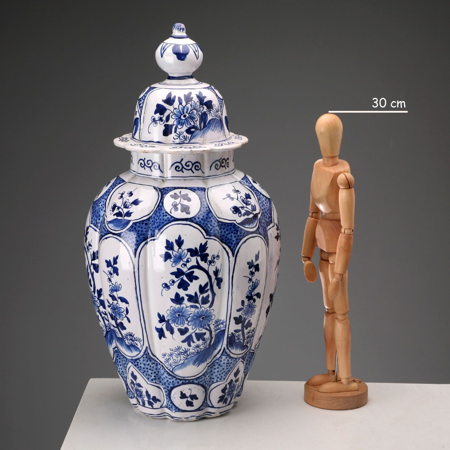 Vase d'époque avec couvercle en majolique, manufacture Aprey, France, XXe siècle photo furniture