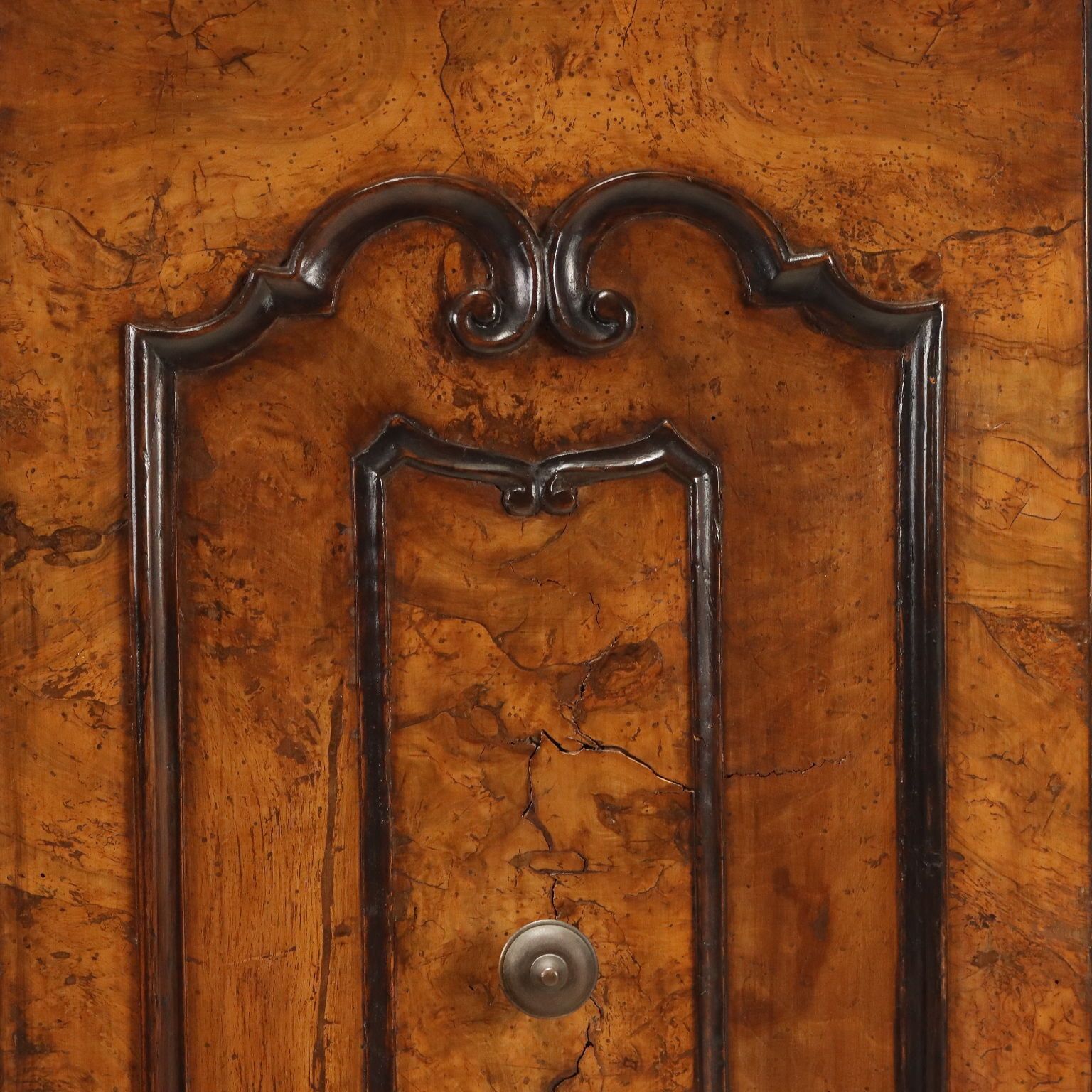 photo furniture Armoire baroque d'époque en noyer et sapin, Italie, XVIIIe siècle