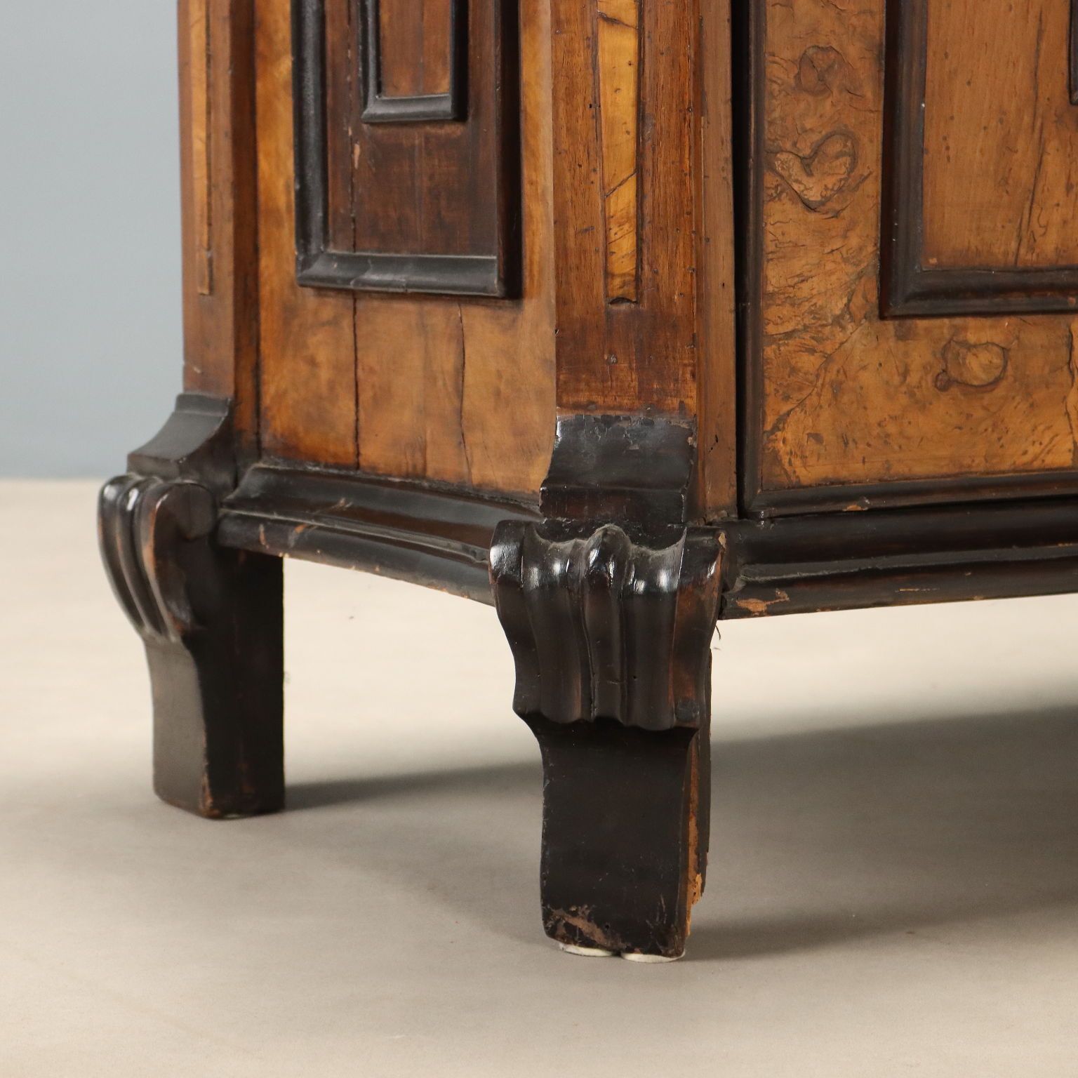 photo for sale Armoire baroque d'époque en noyer et sapin, Italie, XVIIIe siècle