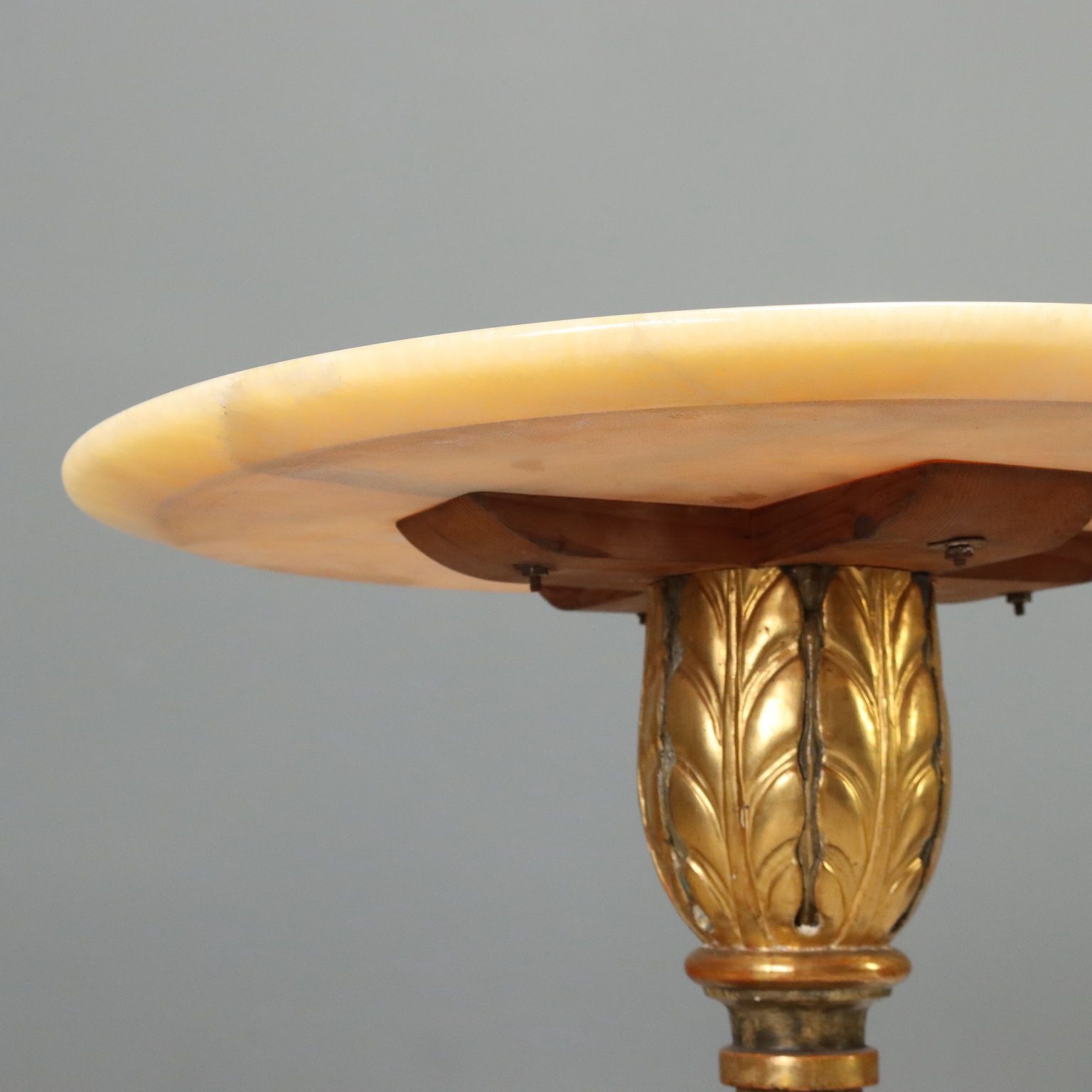 Petites tables d'époque en albâtre et bois sculpté, Italie, XIXe siècle photo for sale