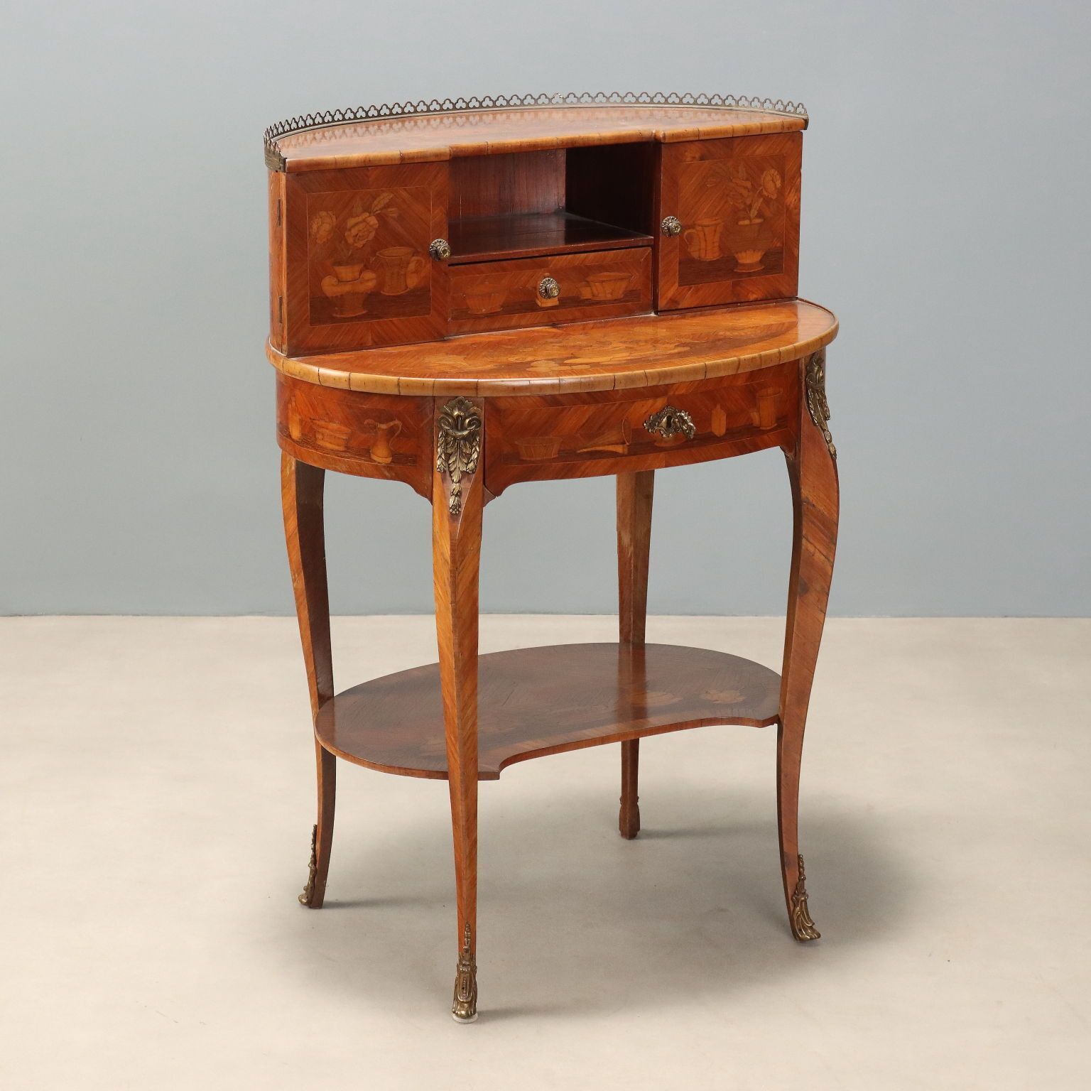 Bureau d'époque en bois de rose, applications en bronze doré, Italie, XXe siècle