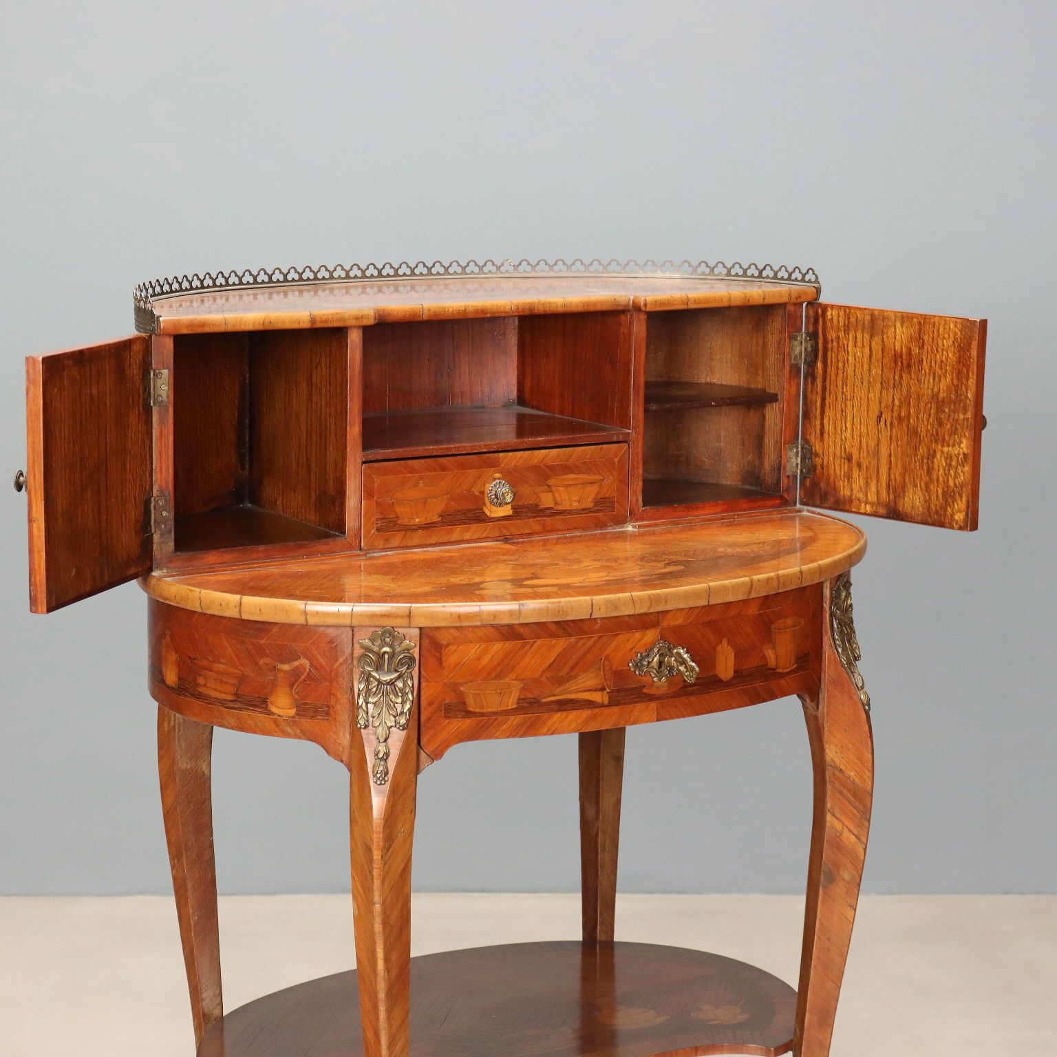 Bureau d'époque en bois de rose, applications en bronze doré, Italie, XXe siècle photo for sale