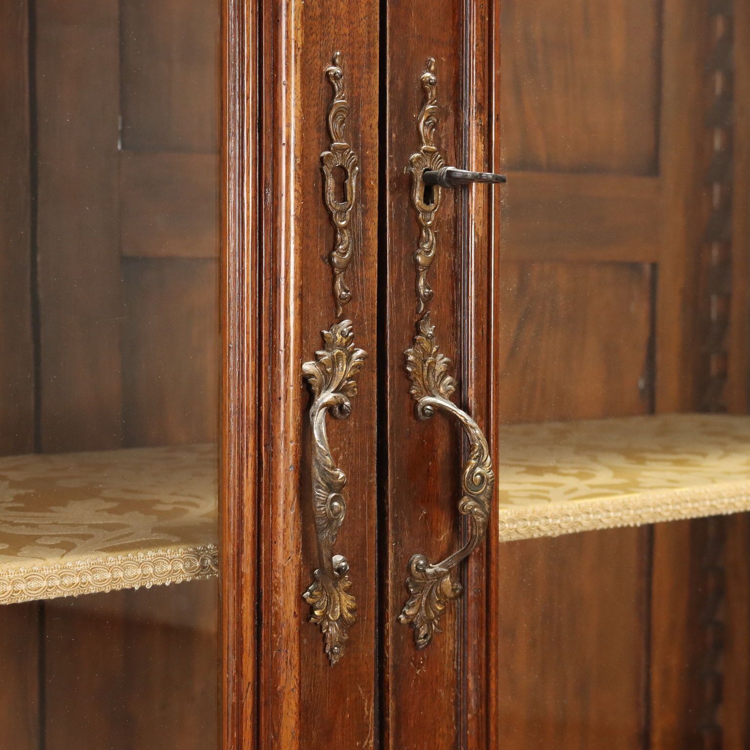 photo furniture Walnoten vitrinekast met glazen deuren
