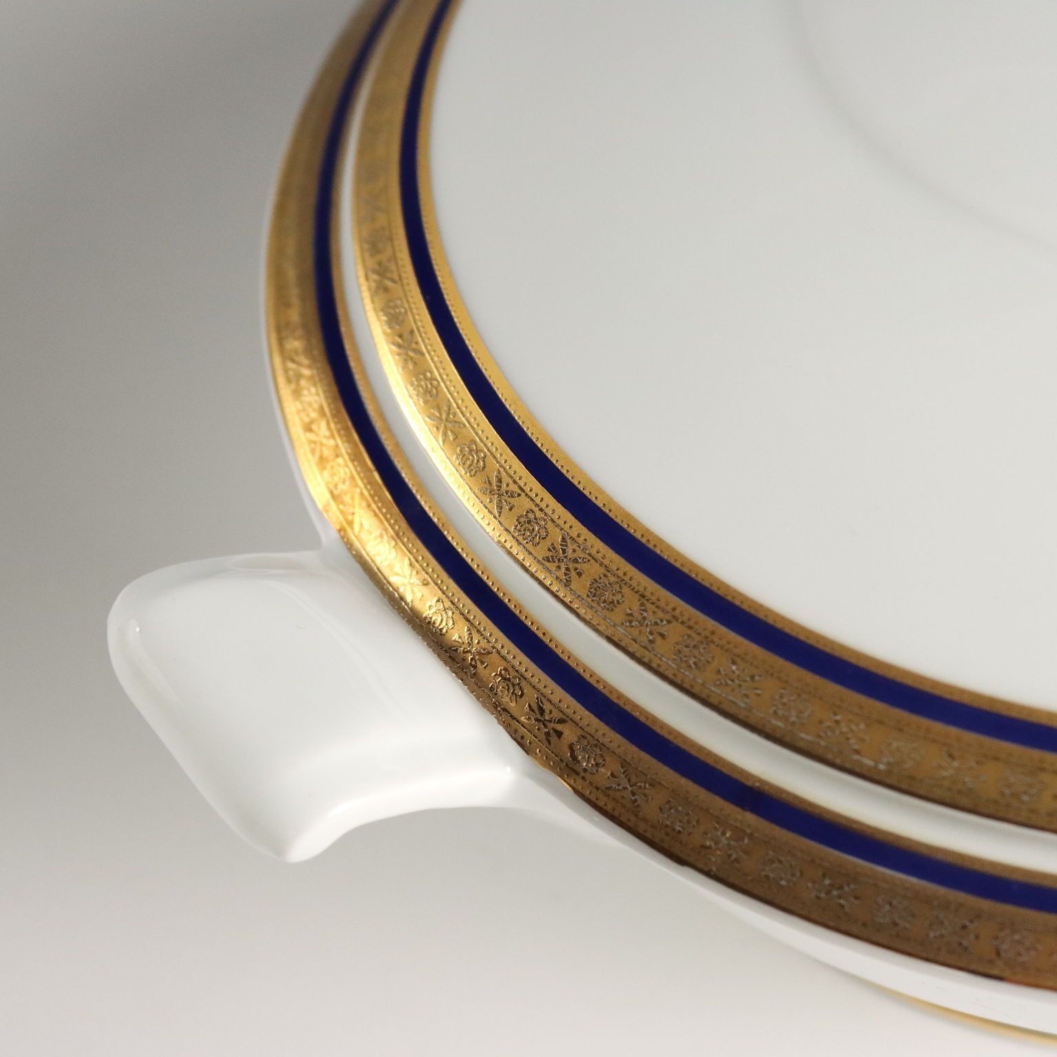 Service de table en porcelaine à filets dorés photo Décoration