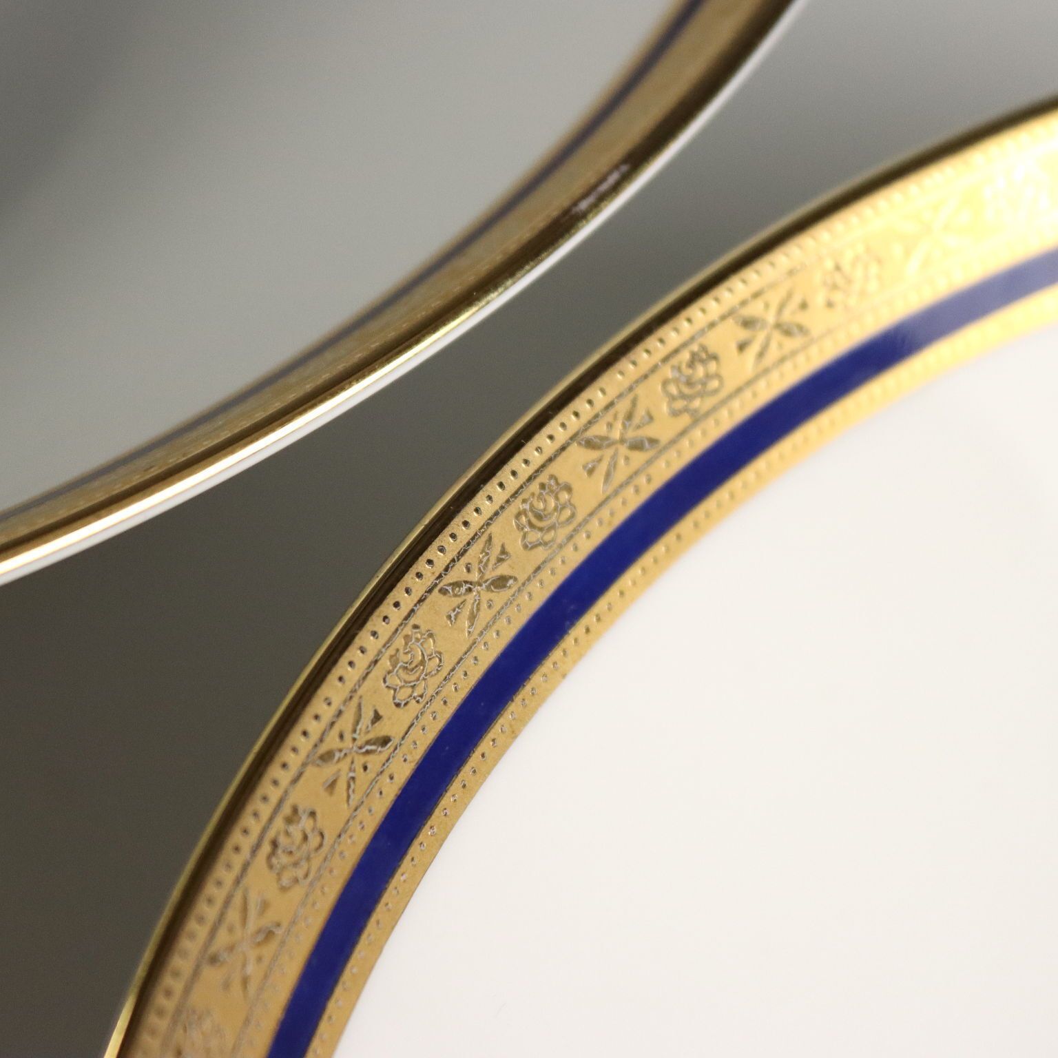 photo furniture Service de table en porcelaine à filets dorés