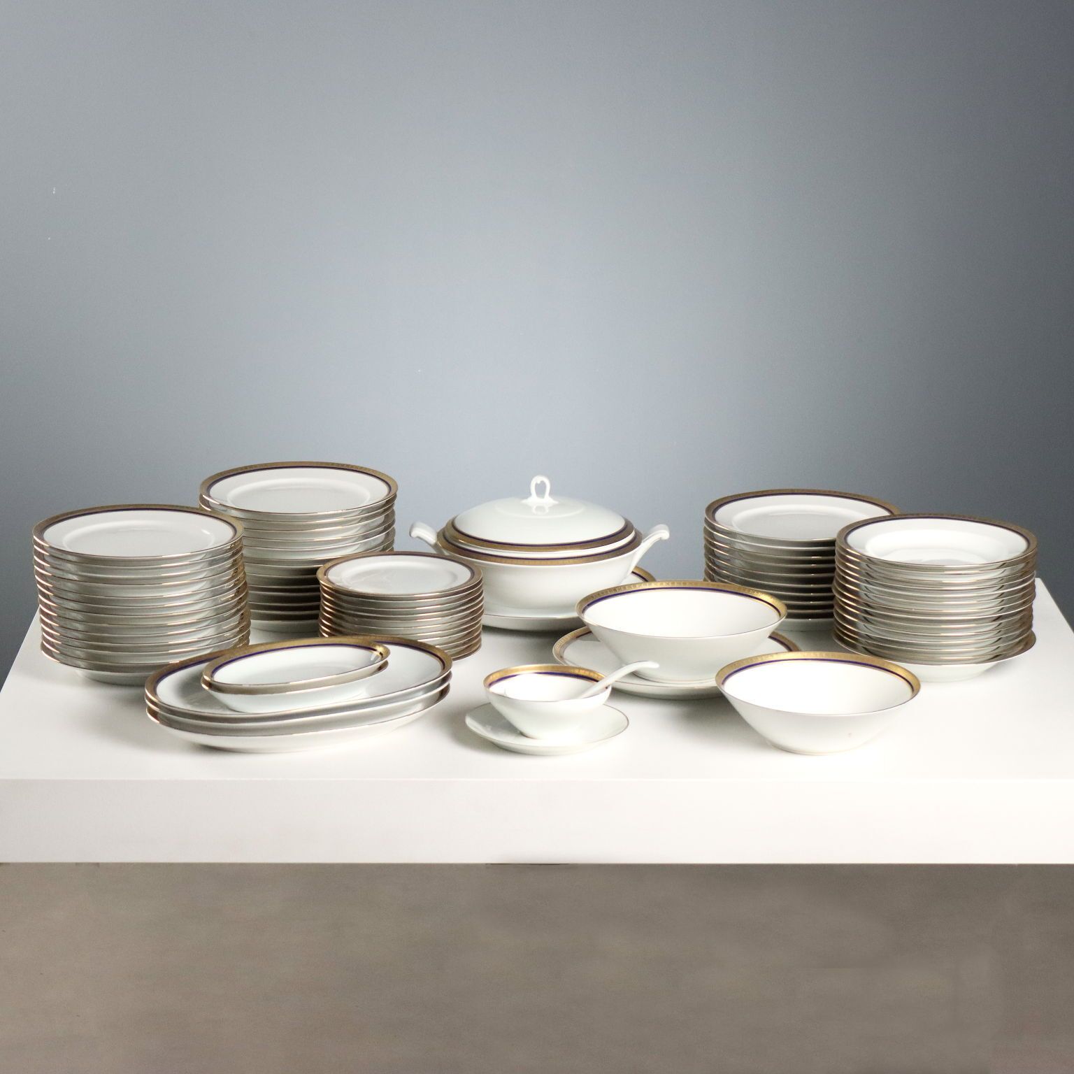photo vintage Service de table en porcelaine à filets dorés