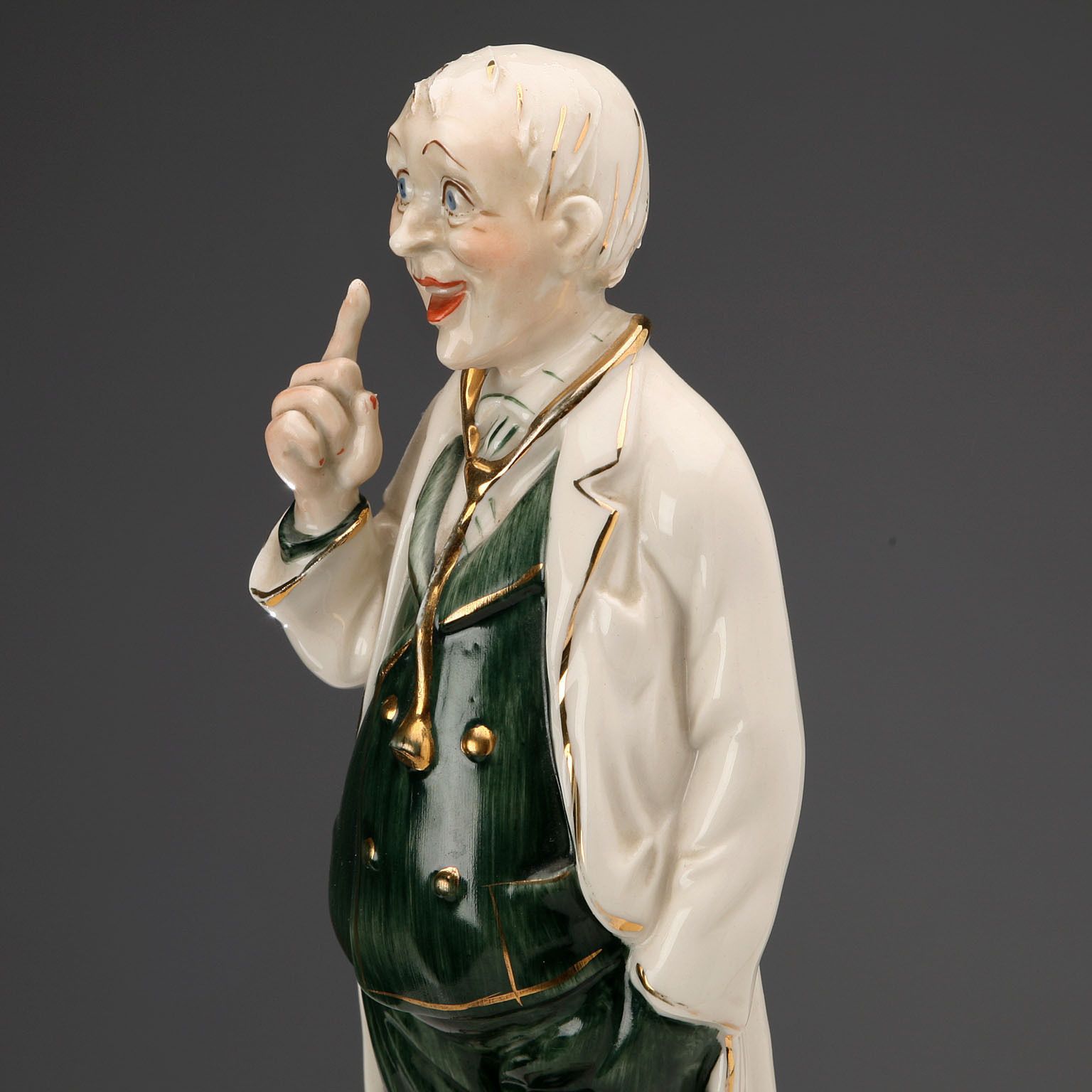 Figurine miniature de médecin en porcelaine d'époque, manufacture CVS, XXe siècle photo buy