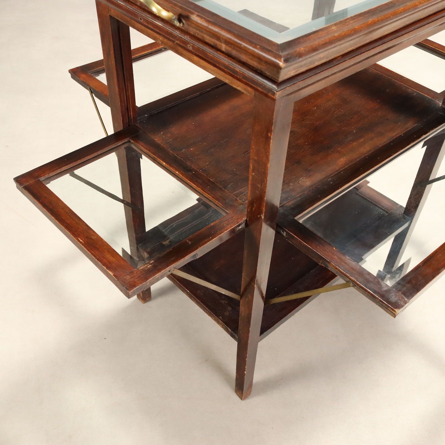 Walnoten vitrinetafel, Italië, 19e eeuw photo 670.0