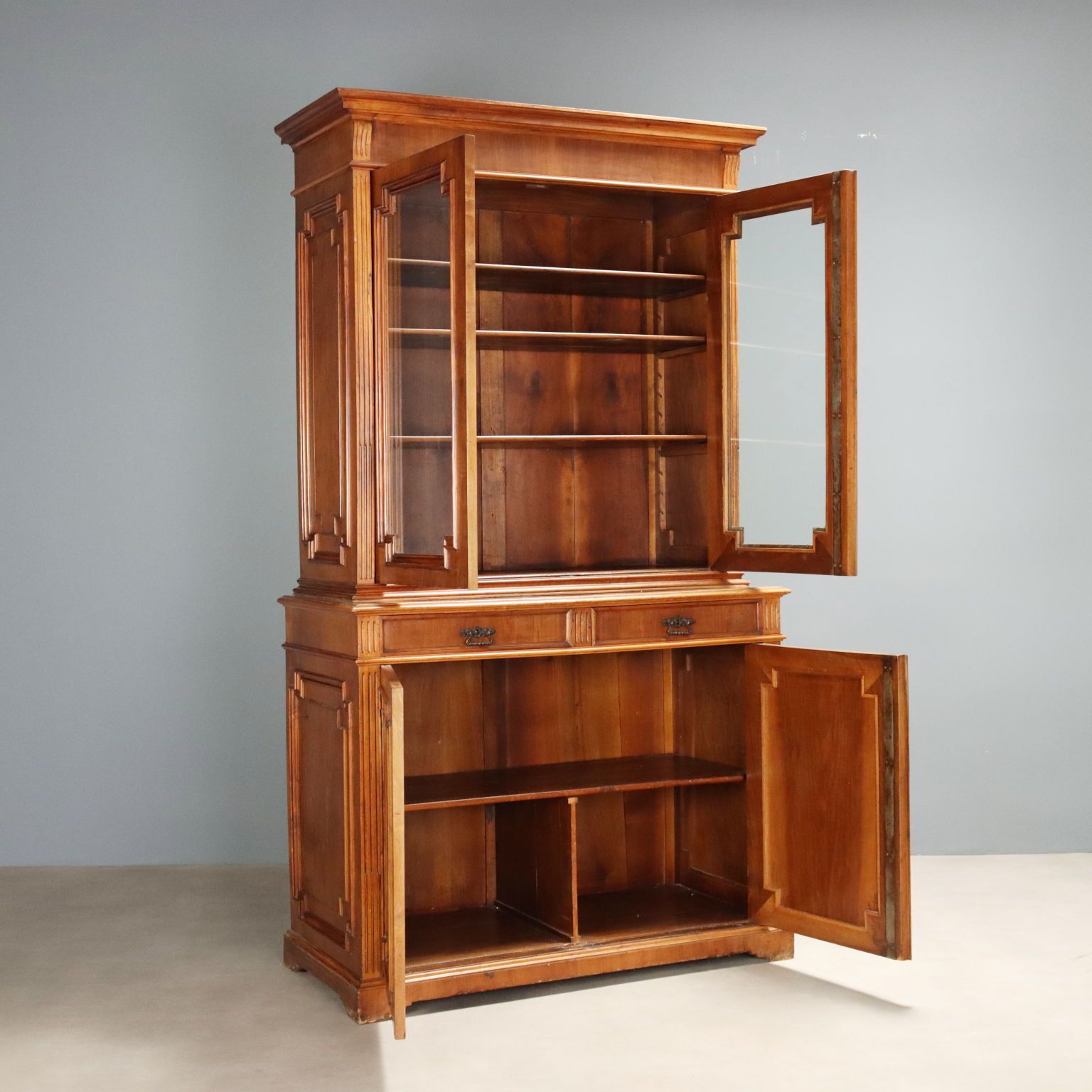 Walnoothouten Dressoir Met Glazen Vitrinekast photo Meubels