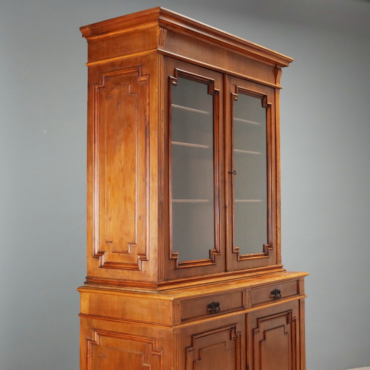 1100.0 Walnoothouten Dressoir Met Glazen Vitrinekast photo