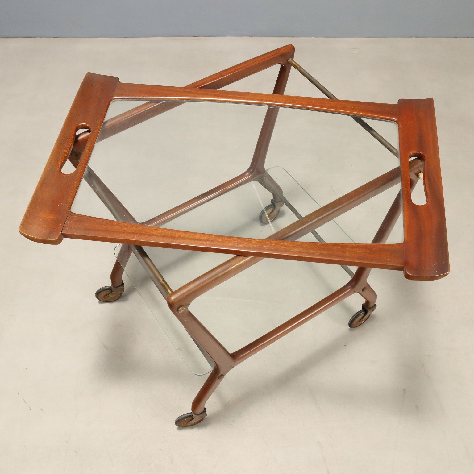 Serveerwagen van beuk en glas, jaren 1950-60 photo vintage