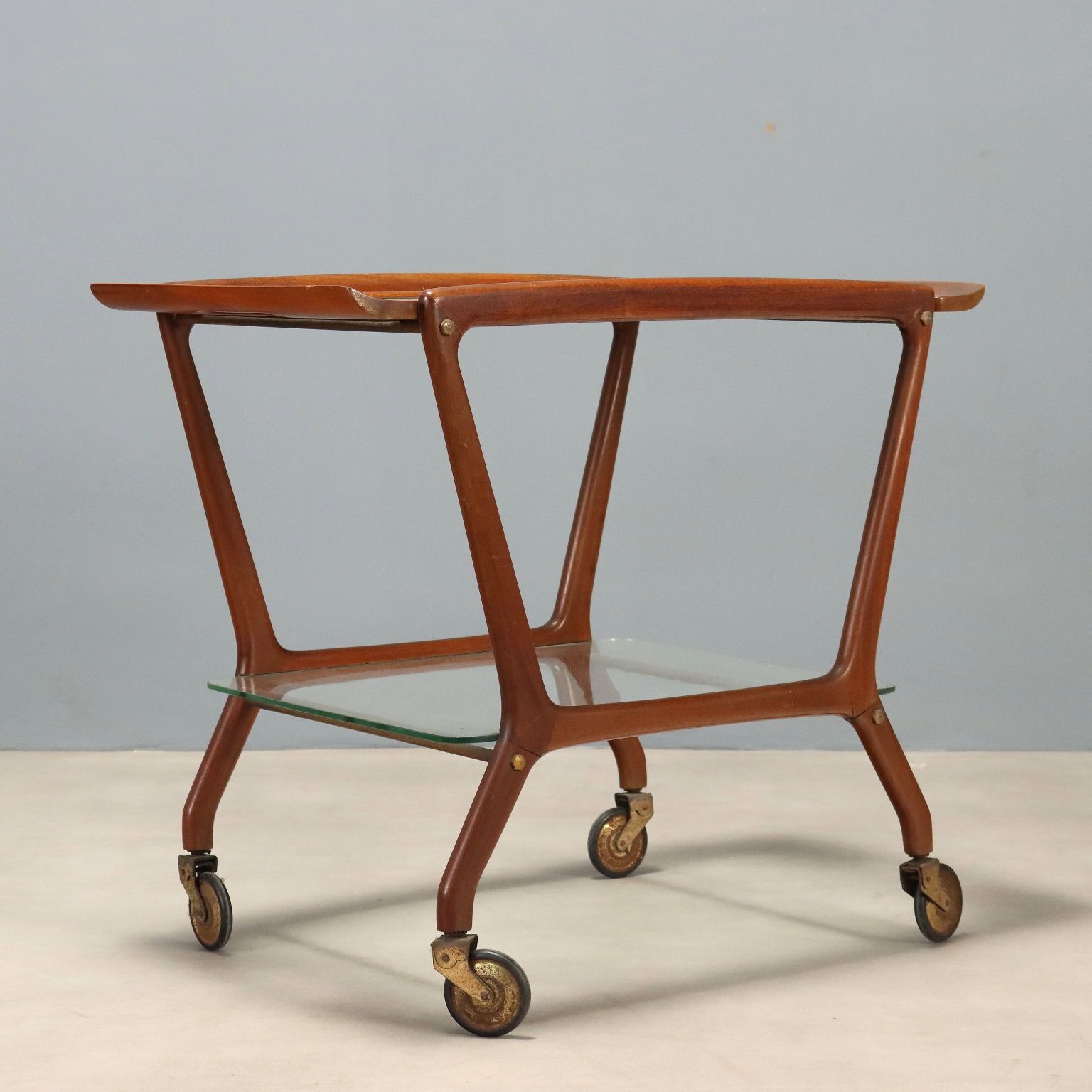 photo furniture Serveerwagen van beuk en glas, jaren 1950-60