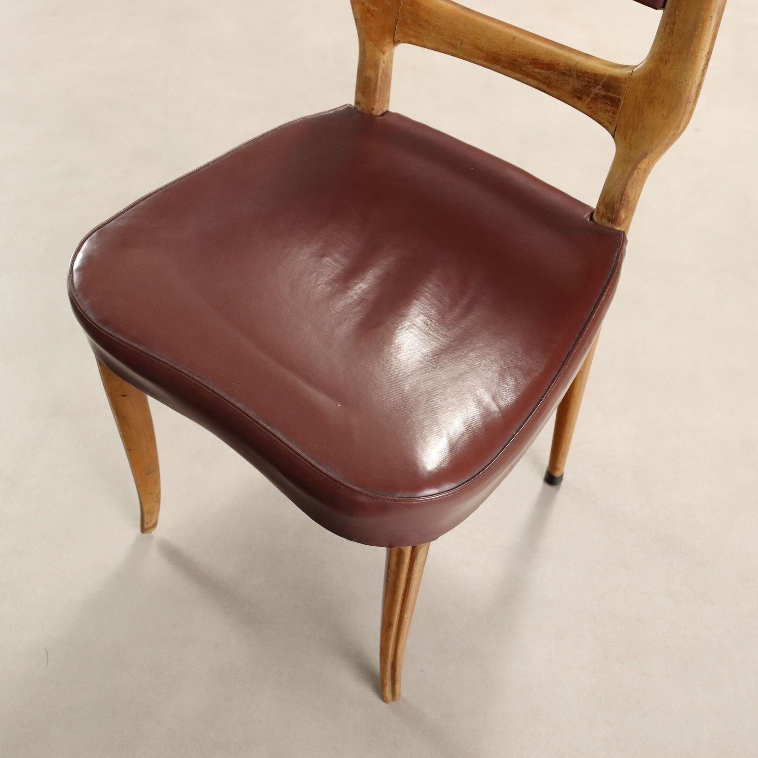 photo furniture Vintage stoelen beukenhout kunstleer bekleding design jaren 1950