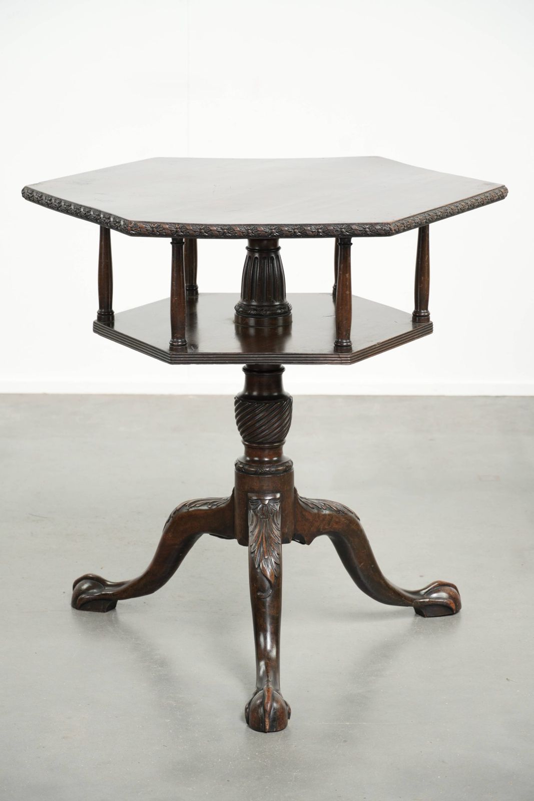 Antiek Houten Engelse Draaibare Boekenstandaard/Bijzettafel uit de 19e Eeuw met Zeshoekig Tafelblad photo furniture