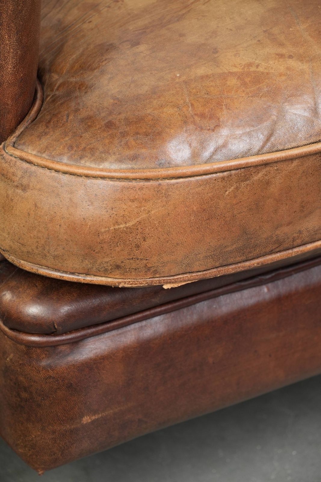 photo vinterior Stevige en aantrekkelijke vintage schapenvacht club fauteuil met mooie patina en warme kleuren