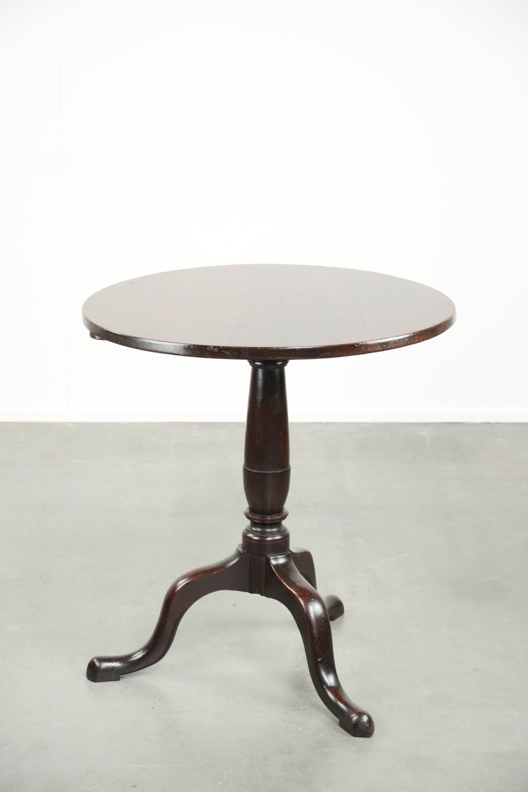 Ronde Antieke Engelse Tilt Top Tafel, Bijzettafel uit het begin van de 19e eeuw met een prachtige patina. photo 689.99