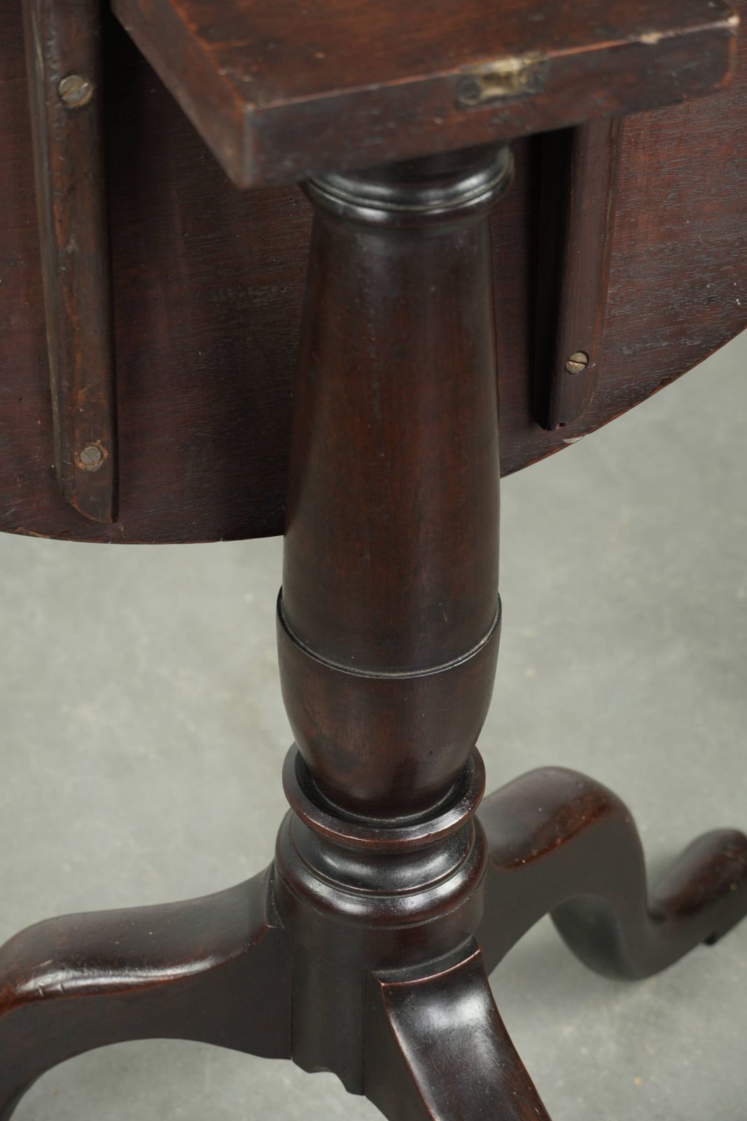 photo vinterior Ronde Antieke Engelse Tilt Top Tafel, Bijzettafel uit het begin van de 19e eeuw met een prachtige patina.
