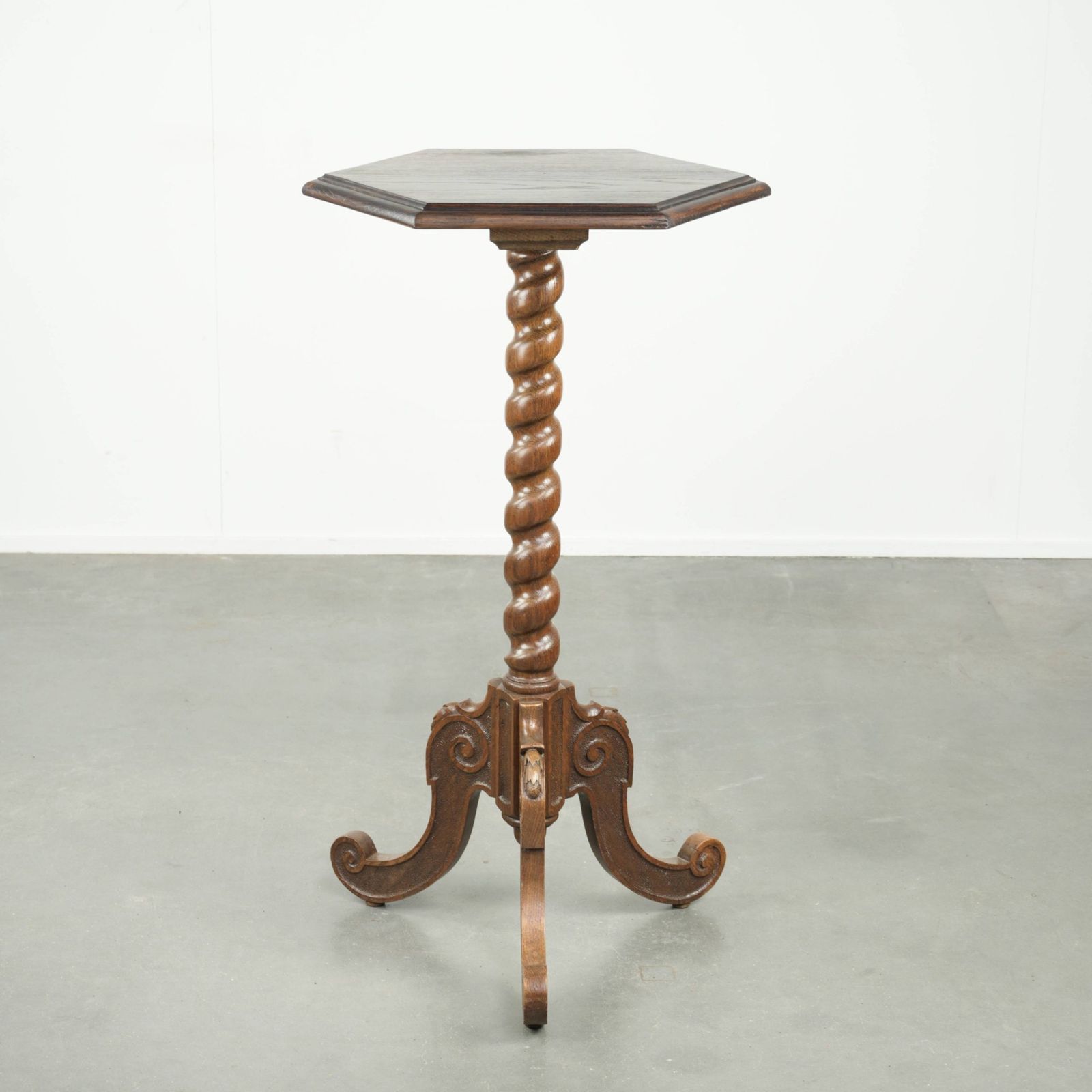 Elegante antieke hoge eiken plant/bijzettafel met fraai houtsnijwerk en een gedraaide poot