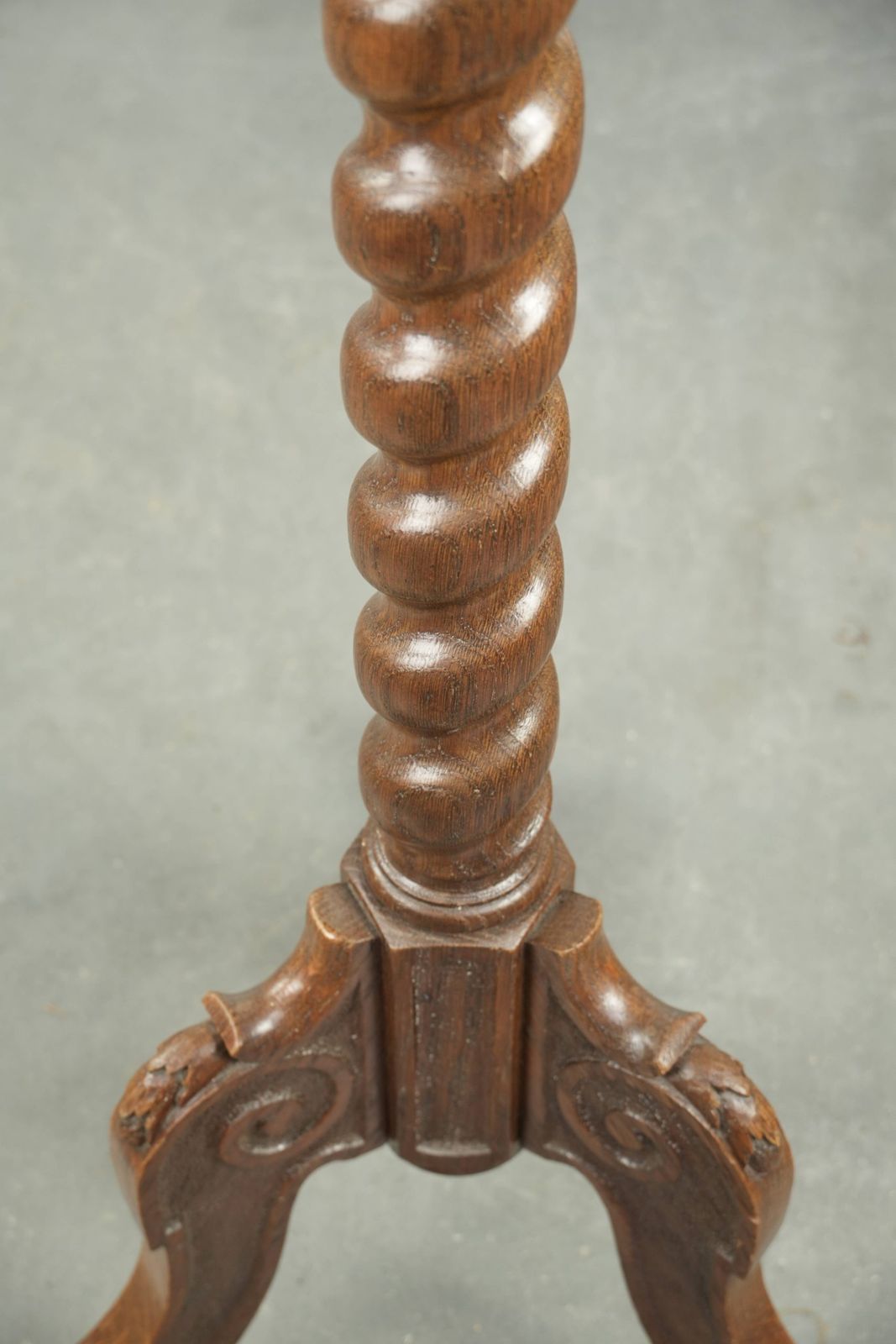 Elegant Antique Tall Oak Plant/Side Table With Beautiful Wood Carving And A Turned Leg photo buy