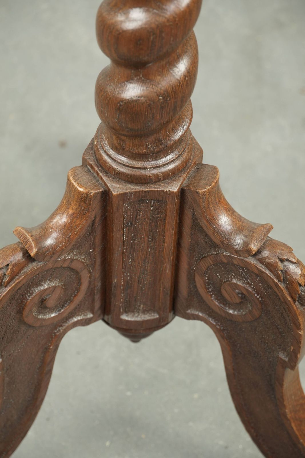 Elegante antieke hoge eiken plant/bijzettafel met fraai houtsnijwerk en een gedraaide poot photo vintage