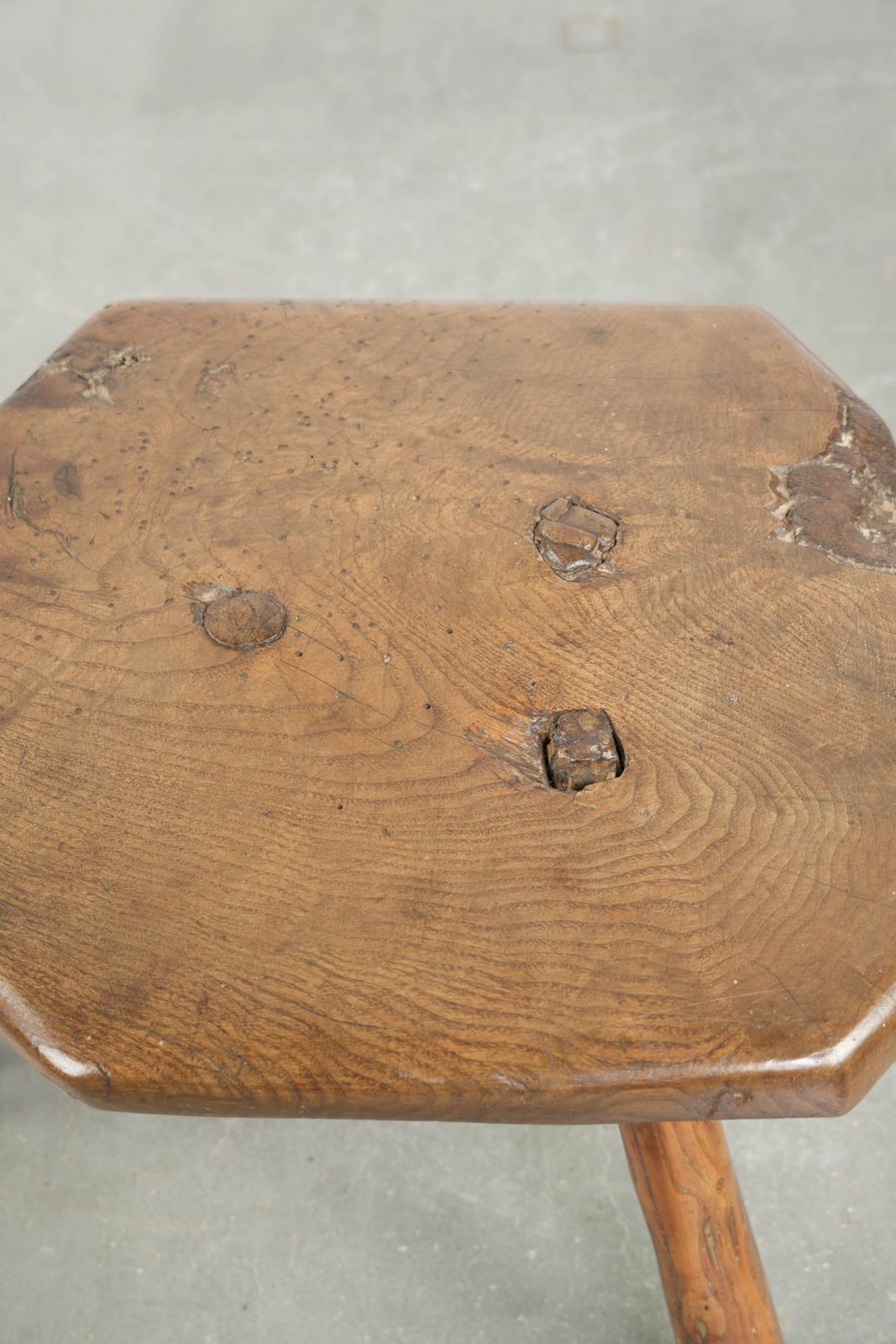 Uniek Antiek Engels Boerenhoeve Krukje, Bijzettafel of Salontafel uit de 17e Eeuw photo vinterior