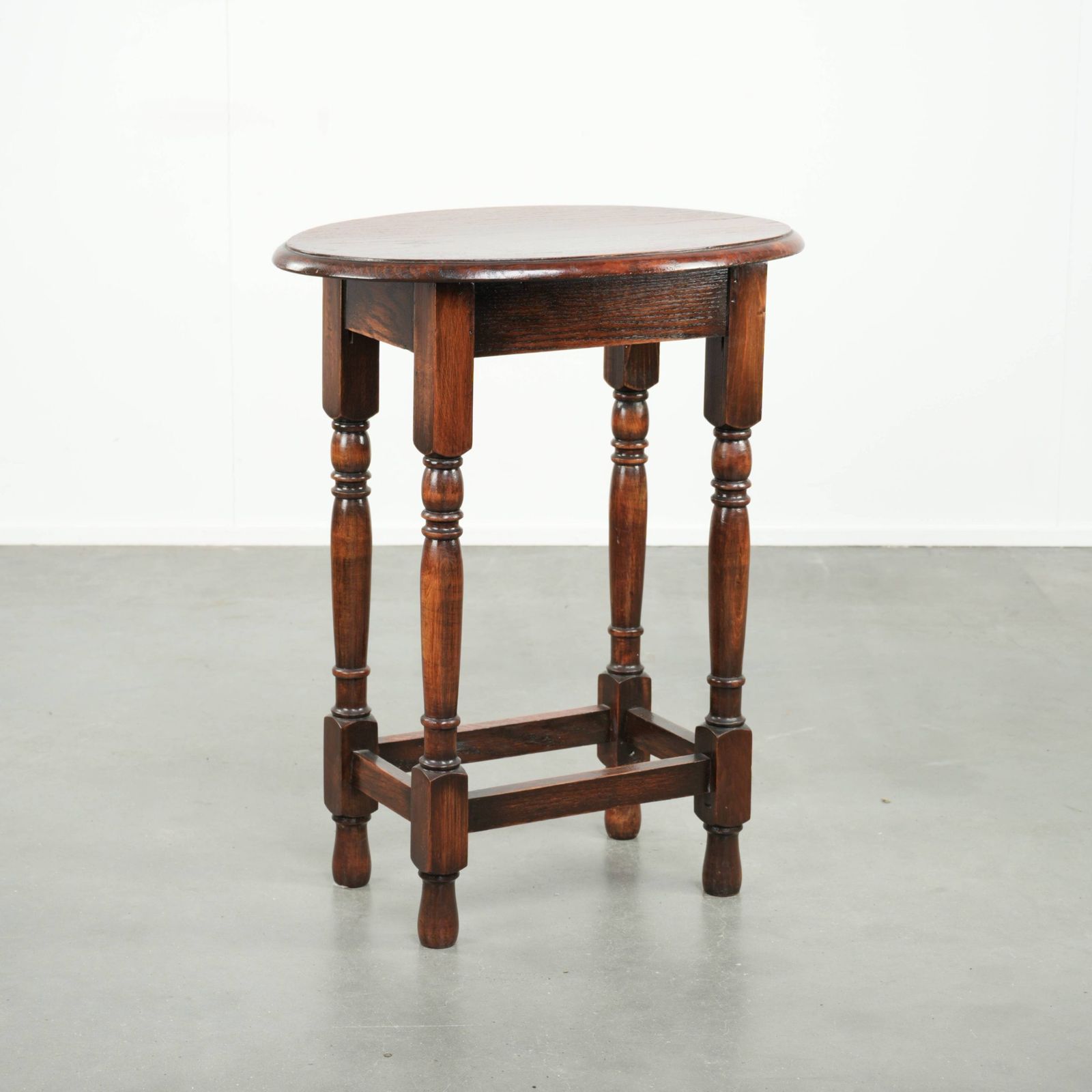Antique Oval English Oak Side Table From The Early 20th Century With Beautiful Colors