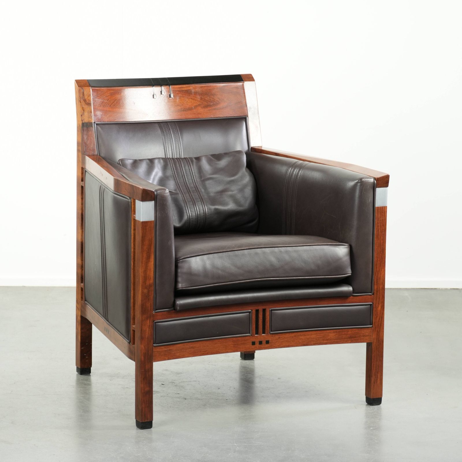 Schuitema Art Deco Design Fauteuil Uit De Decoforma Serie Met Luxueuze Donkerbruine Rundleren Bekleding