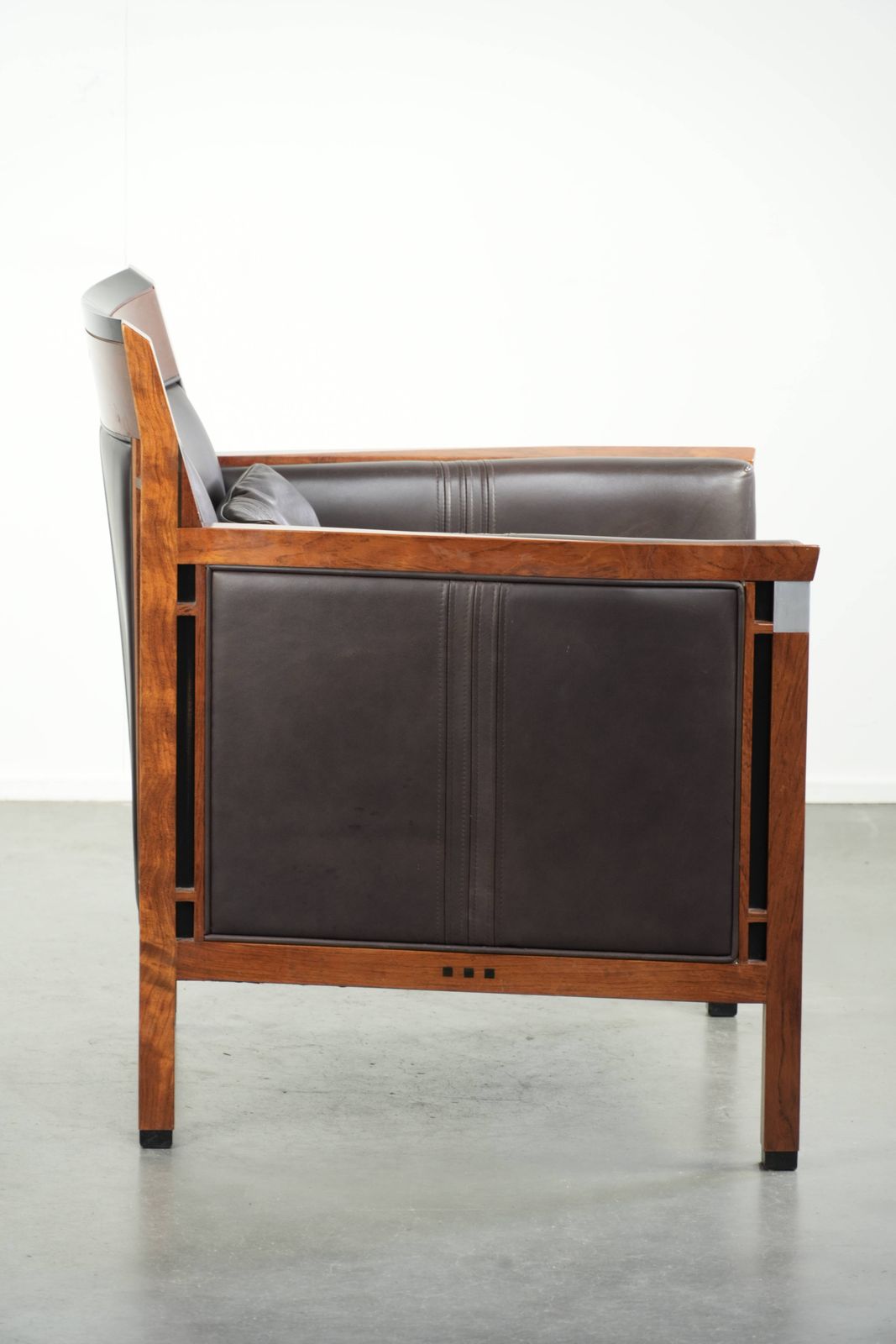 Schuitema Art Deco Design Fauteuil Uit De Decoforma Serie Met Luxueuze Donkerbruine Rundleren Bekleding photo for sale