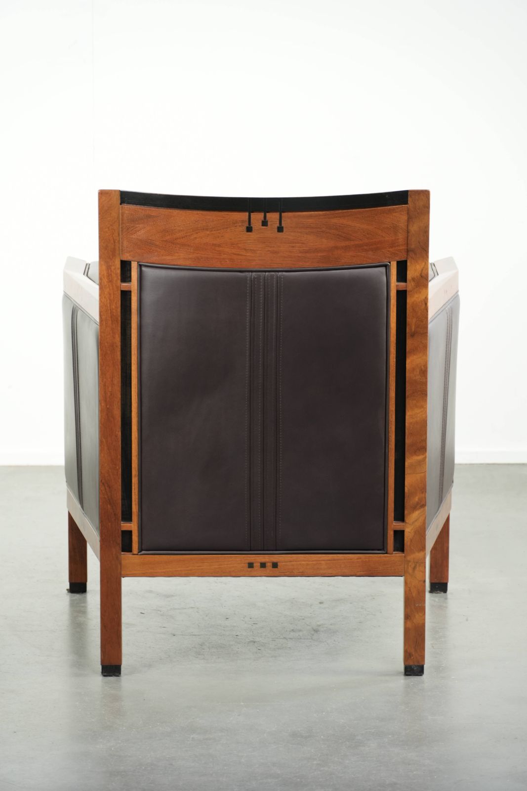 Schuitema Art Deco Design Fauteuil Uit De Decoforma Serie Met Luxueuze Donkerbruine Rundleren Bekleding photo Meubels