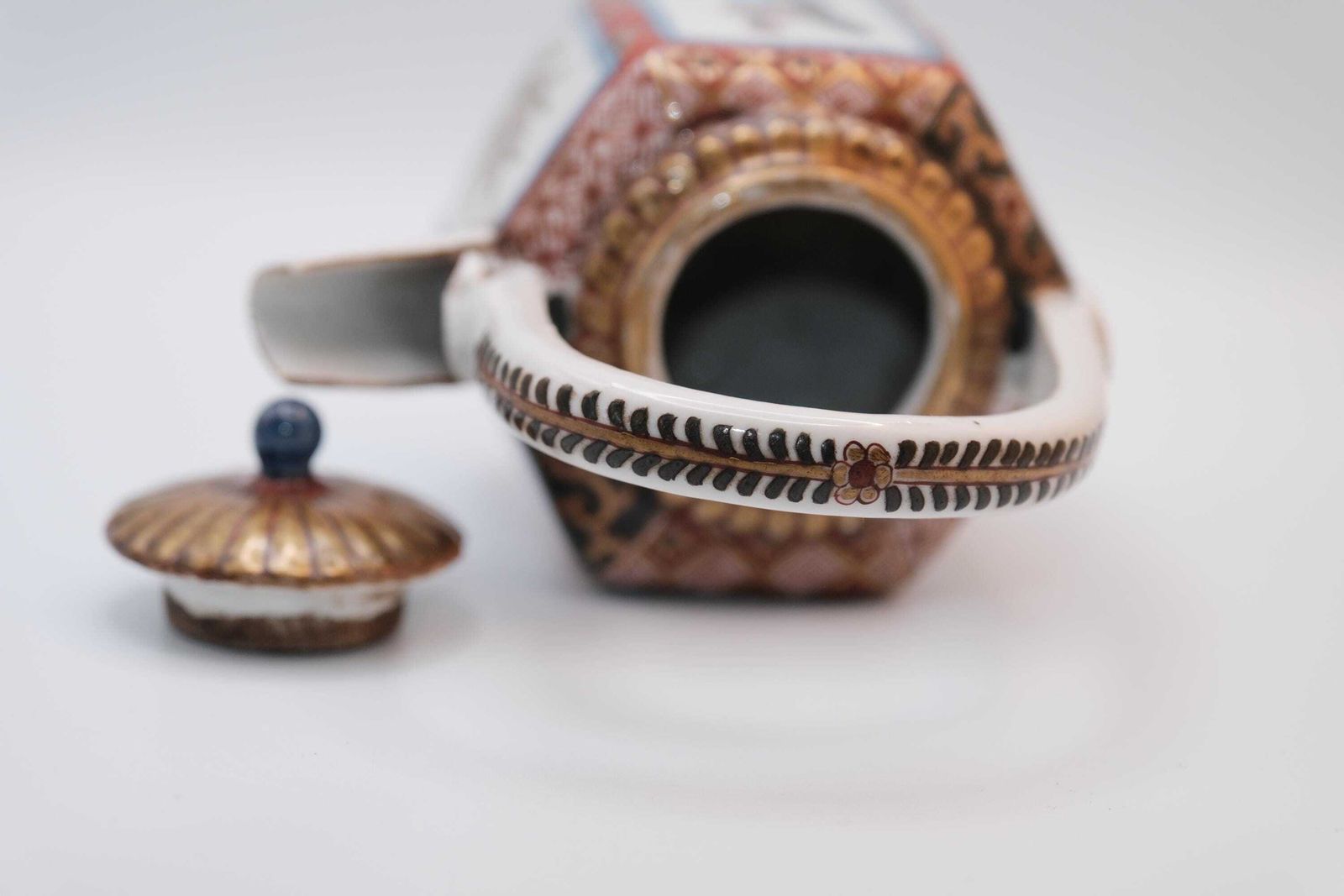 photo vinterior Antique Japanese Imari Porcelain Teapot, Hexagonal Form In The Arita Export Tradition, With A Fixed Overhead Porcelain Handle.