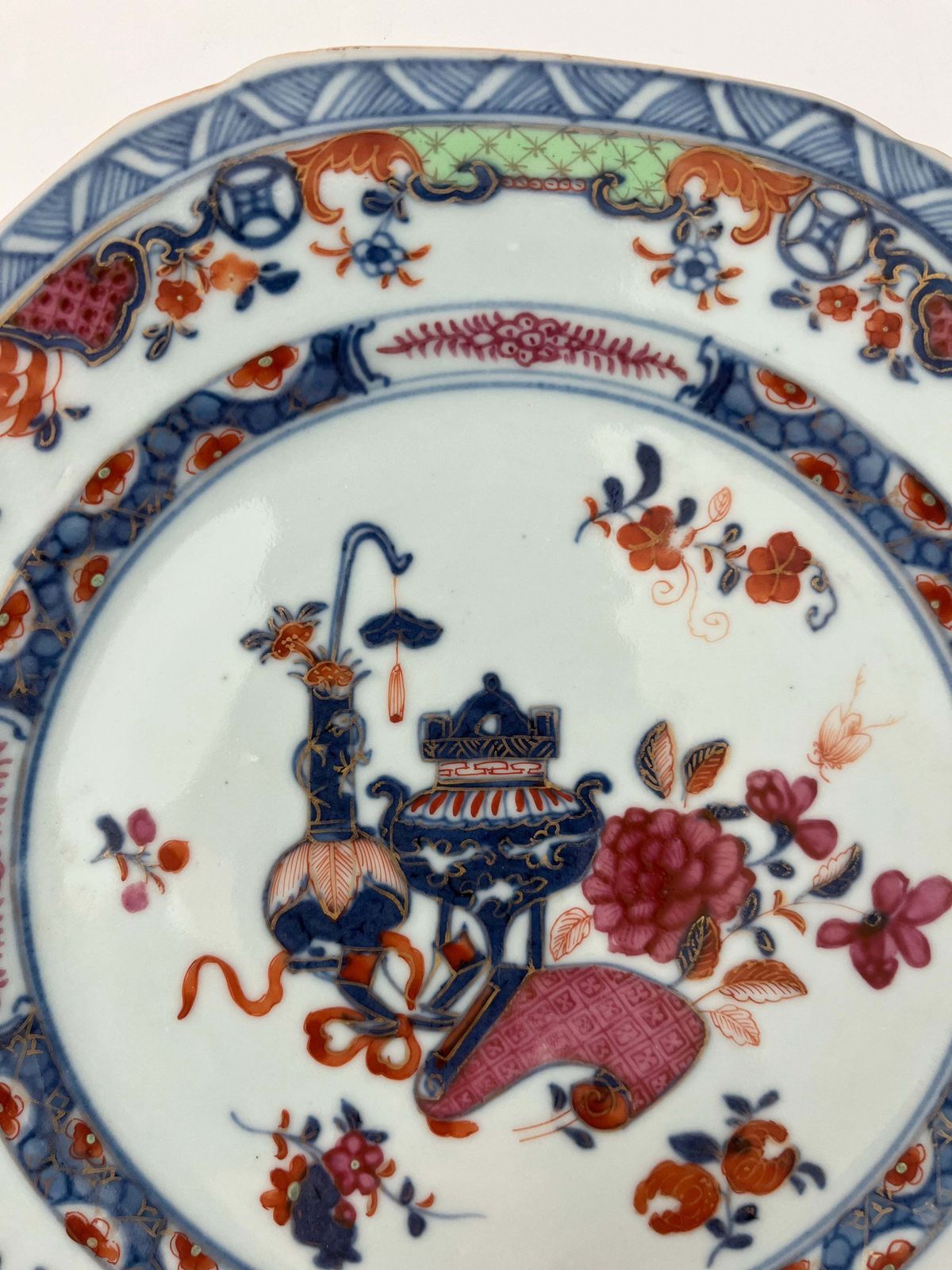 Handgeschilderd octagonaal Chinees porseleinen bord, Qing-dynastie, ca. 1730s photo for sale
