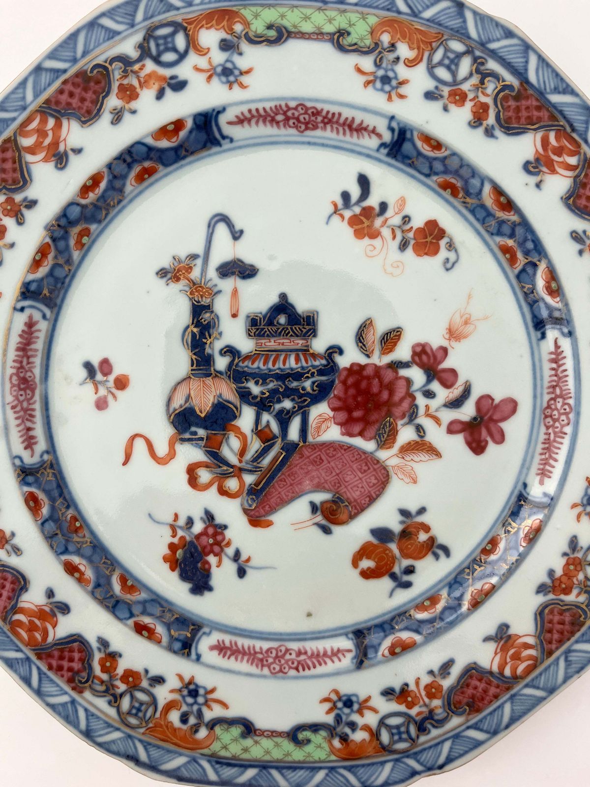 Handgeschilderd octagonaal Chinees porseleinen bord, Qing-dynastie, ca. 1730s photo 400.0
