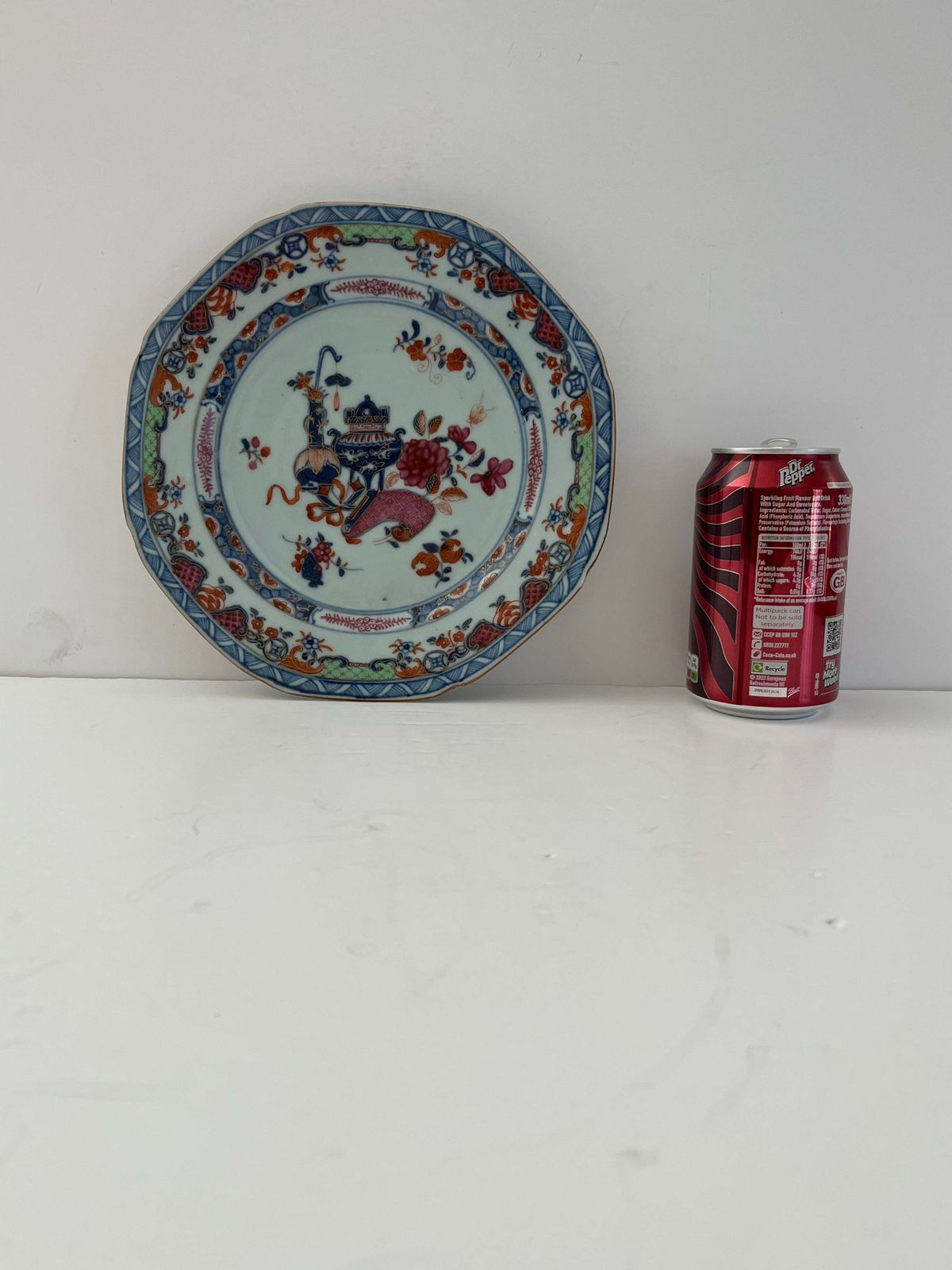 Woonaccessoires Handgeschilderd octagonaal Chinees porseleinen bord, Qing-dynastie, ca. 1730s photo
