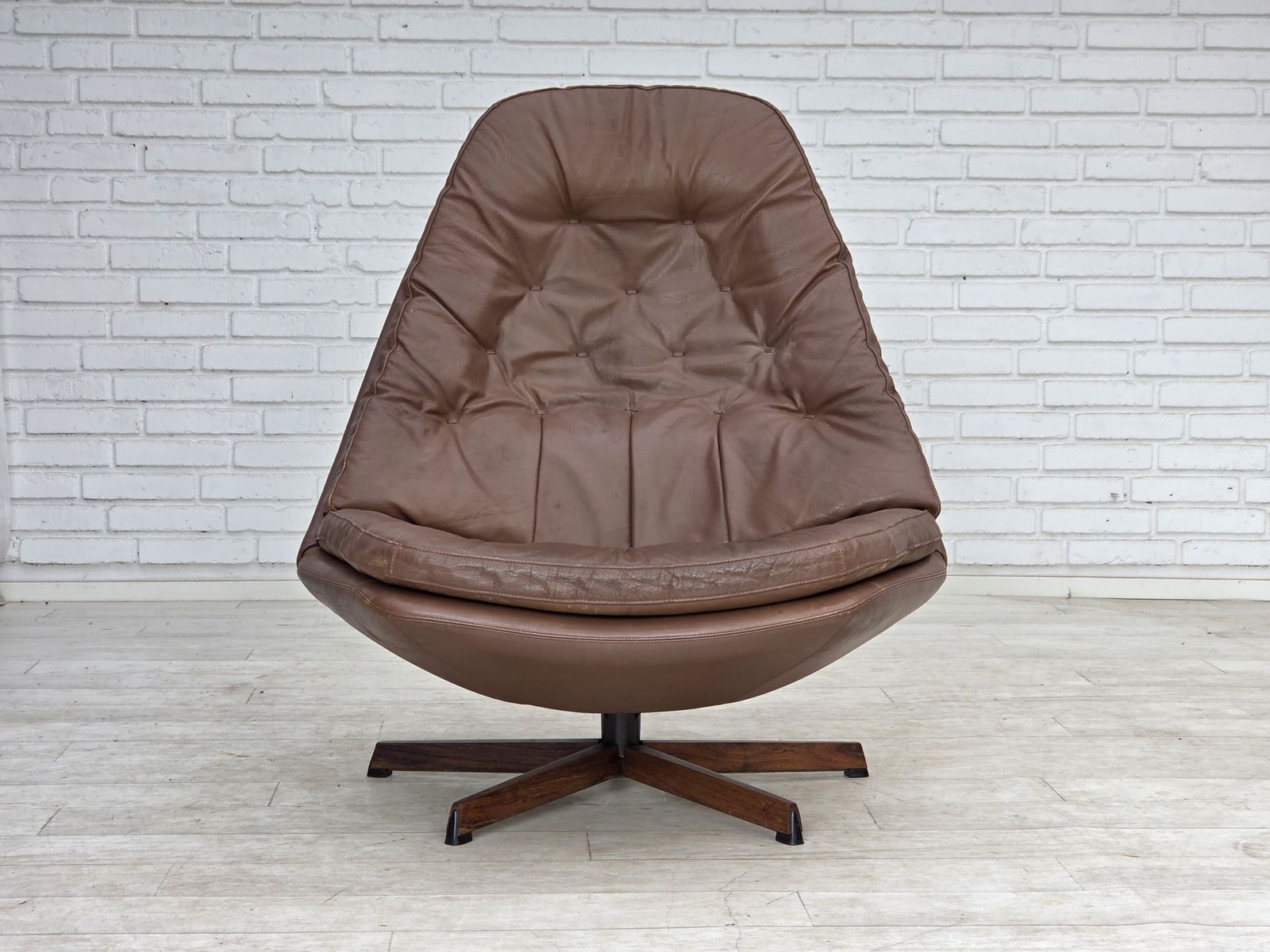 Meubels Ca. jaren 1970, Deens design van Madsen & Schubell, verstelbare draaifauteuil. photo