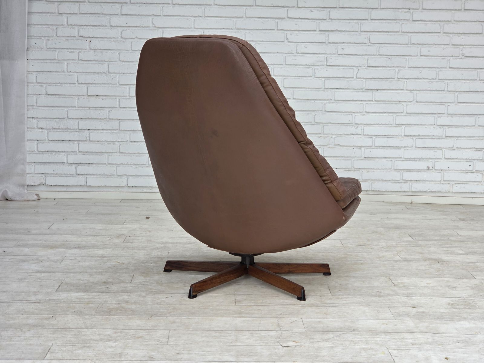 photo vintage Ca. jaren 1970, Deens design van Madsen & Schubell, verstelbare draaifauteuil.