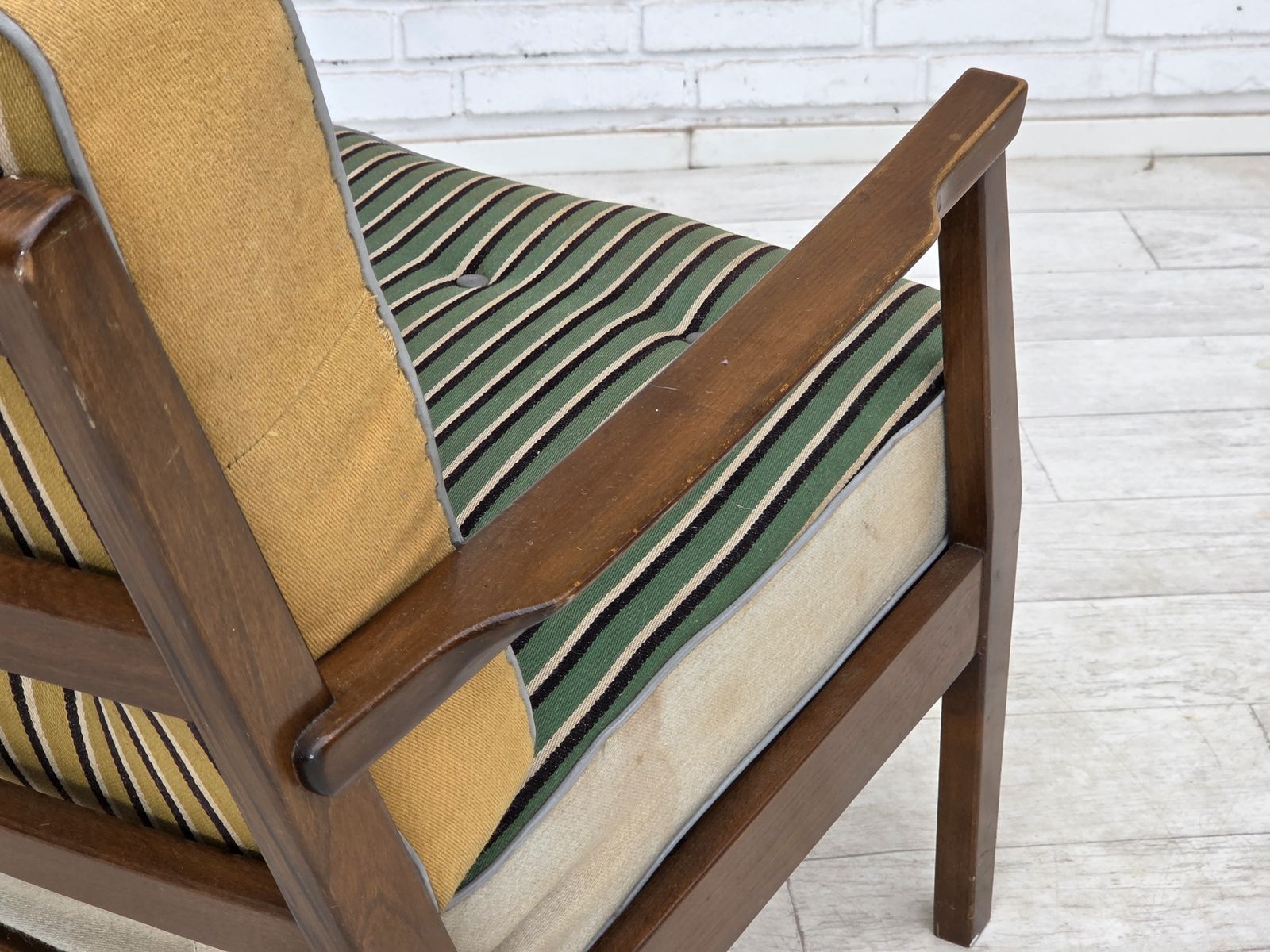 photo vintage 1960s, Danish Armchair, Furniture Wool, Beech Wood.