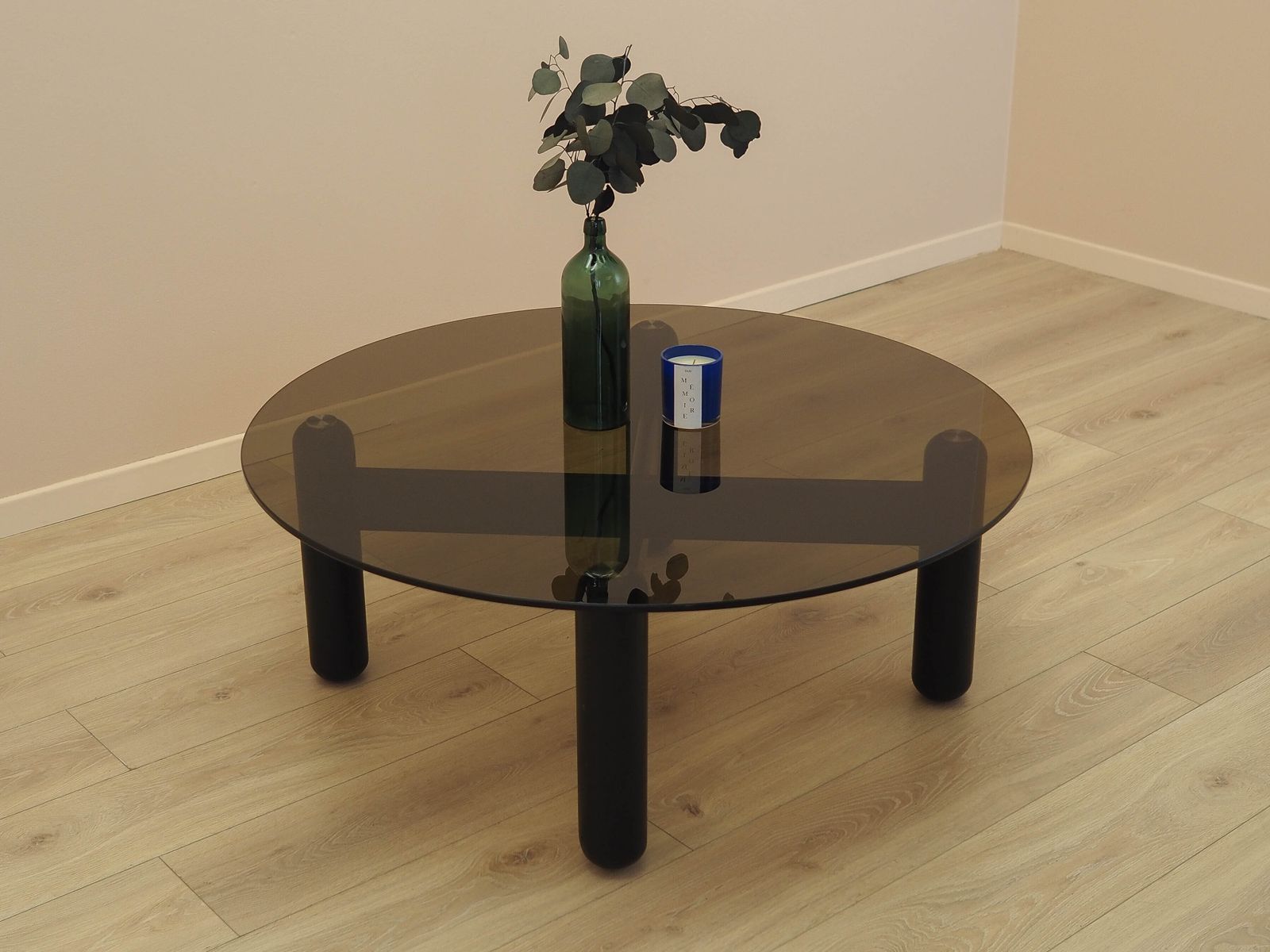 Italiaanse salontafel van gerookt glas op houten onderstel, jaren 1990 photo furniture