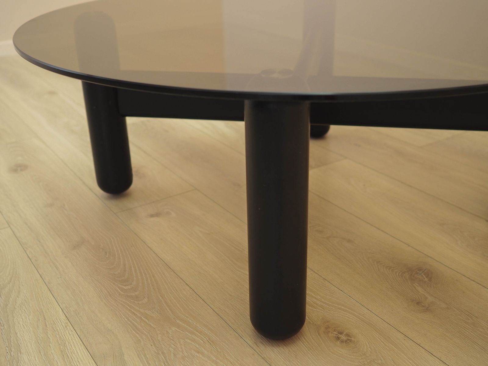 Italiaanse salontafel van gerookt glas op houten onderstel, jaren 1990 photo for sale