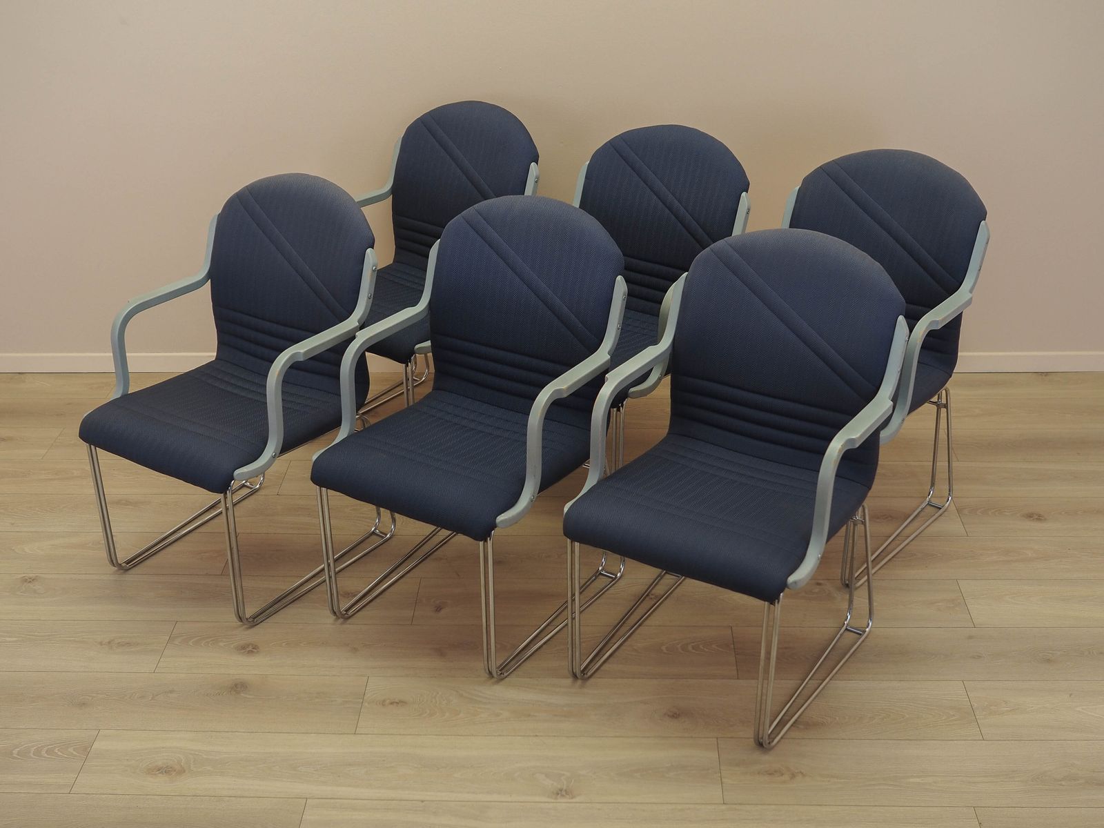 Ensemble de six chaises à accoudoirs, revêtement bleu, design moderne italien, années 1990 photo for sale