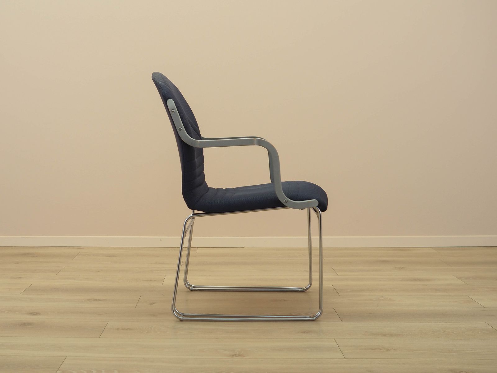 photo furniture Italiaanse Conferentiestoel Uit De Jaren 1990 Met Blauwe Bekleding Op Sledeframe