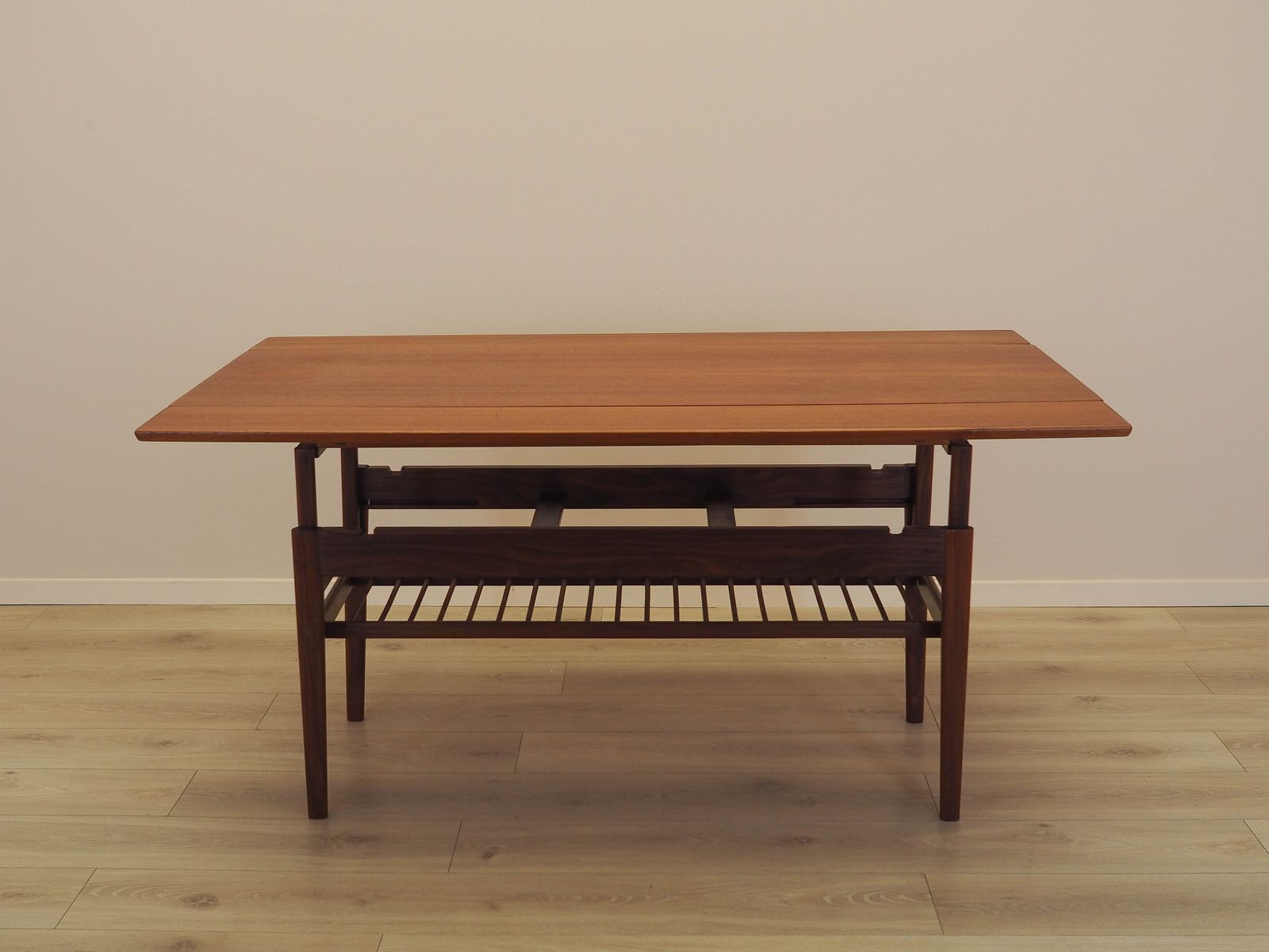photo buy Deense teakhouten salontafel met lattenplank, jaren 1960