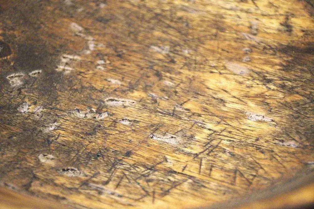photo furniture Grote Zweedse houten schaal in folklorestijl