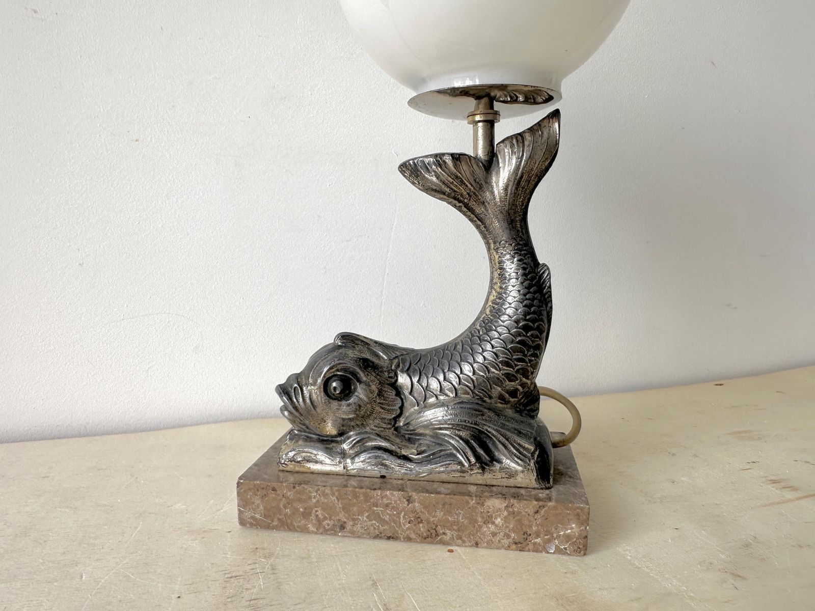 Franse dolfijntafellamp in marmer en spelter uit de jaren 1930, antieke vis art deco verlichting bol photo Verlichting