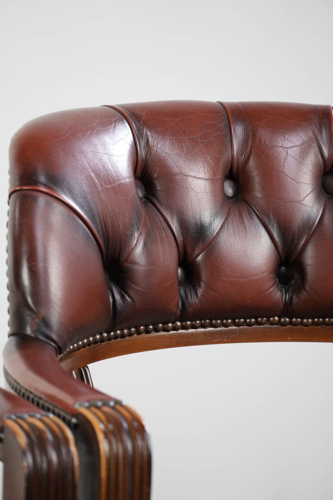 880.0 Donkerbruin set van twee koehiden Chesterfield eetkamer-, zij- en bureaustoelen in Engelse stijl photo