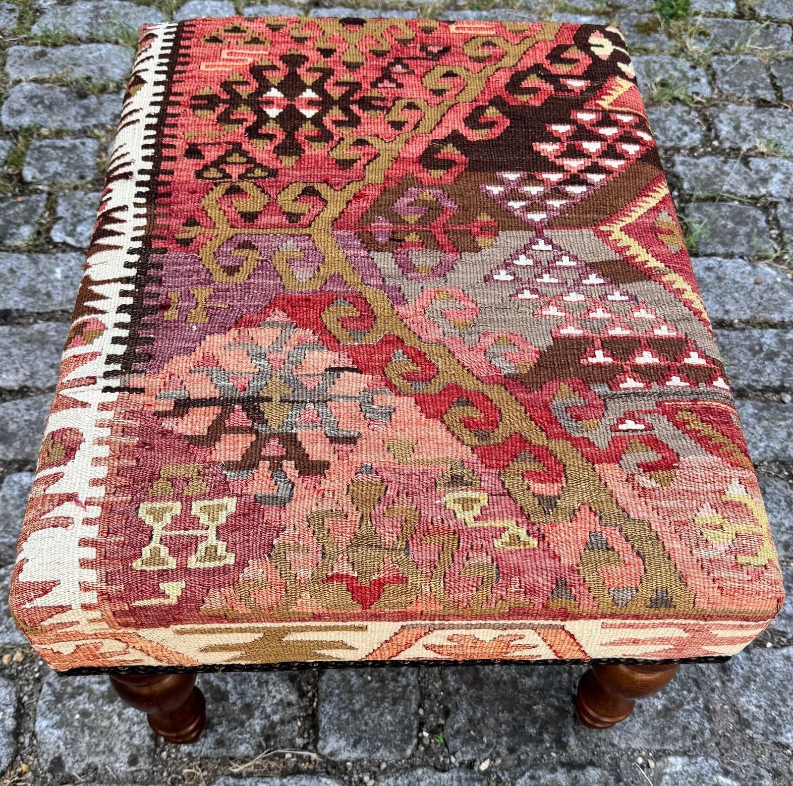 Kilim Beklede Kruk 0,63m x 0,47m x H0,39m photo Meubels