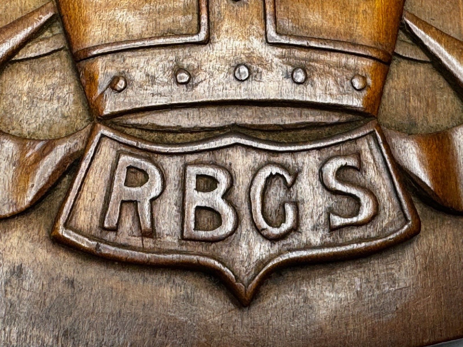 Woonaccessoires Arts & Crafts Revival Heraldisch Gesneden Wapenschild Rivington & Blackrod Grammar School photo