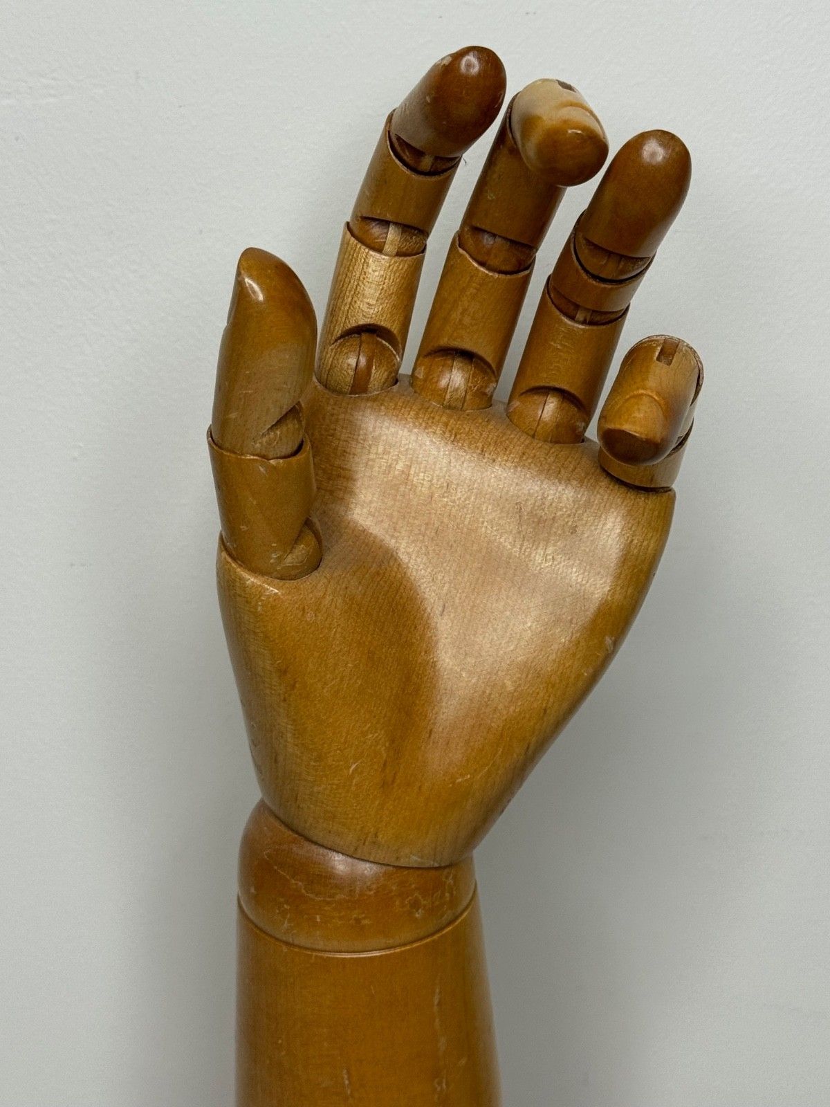 Antieke winkelstandaard, gelede handmodel voor Dents of Worcester handschoenen, ca. 1920 photo Woonaccessoires