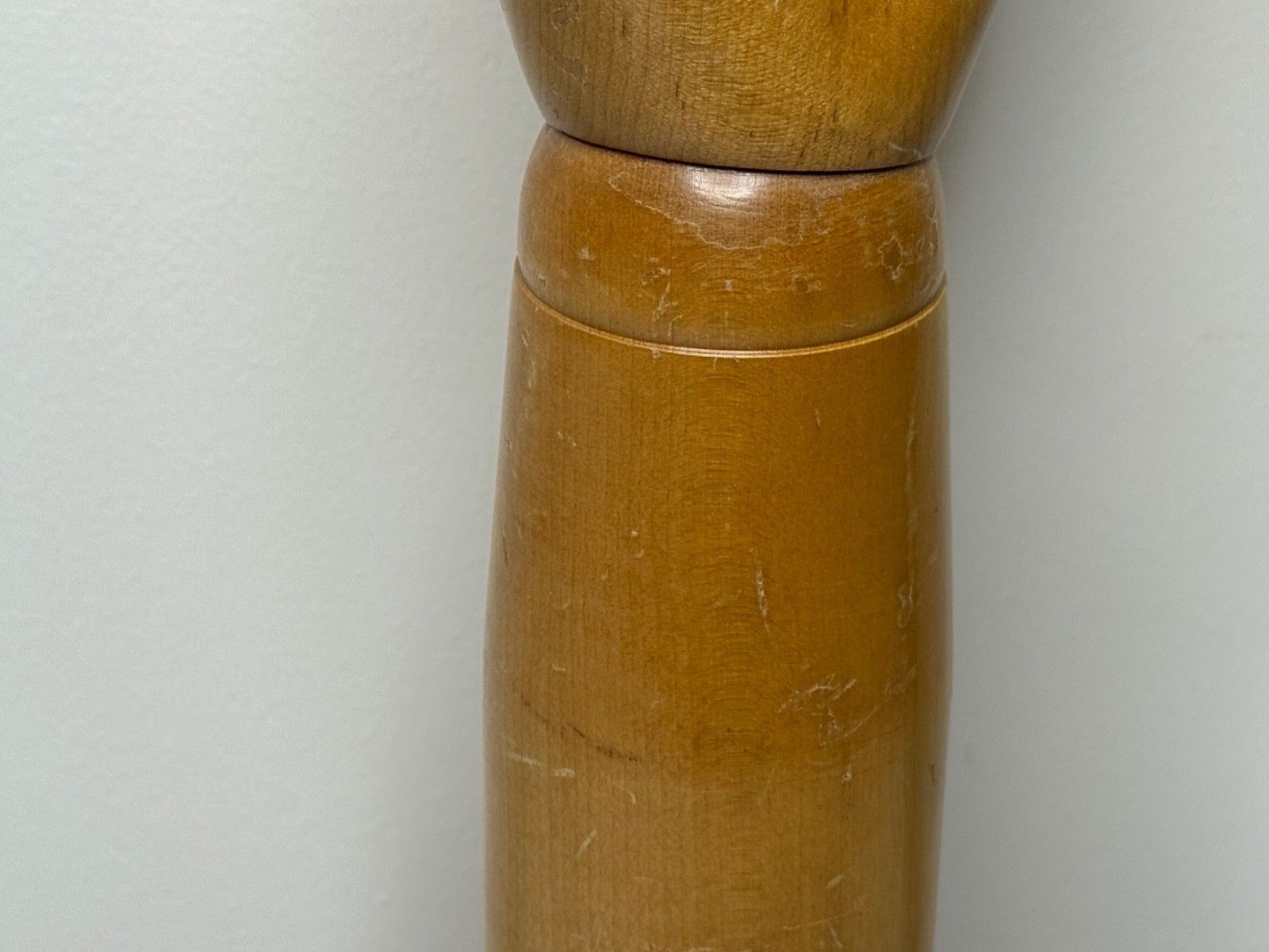 Antieke winkelstandaard, gelede handmodel voor Dents of Worcester handschoenen, ca. 1920 photo vintage